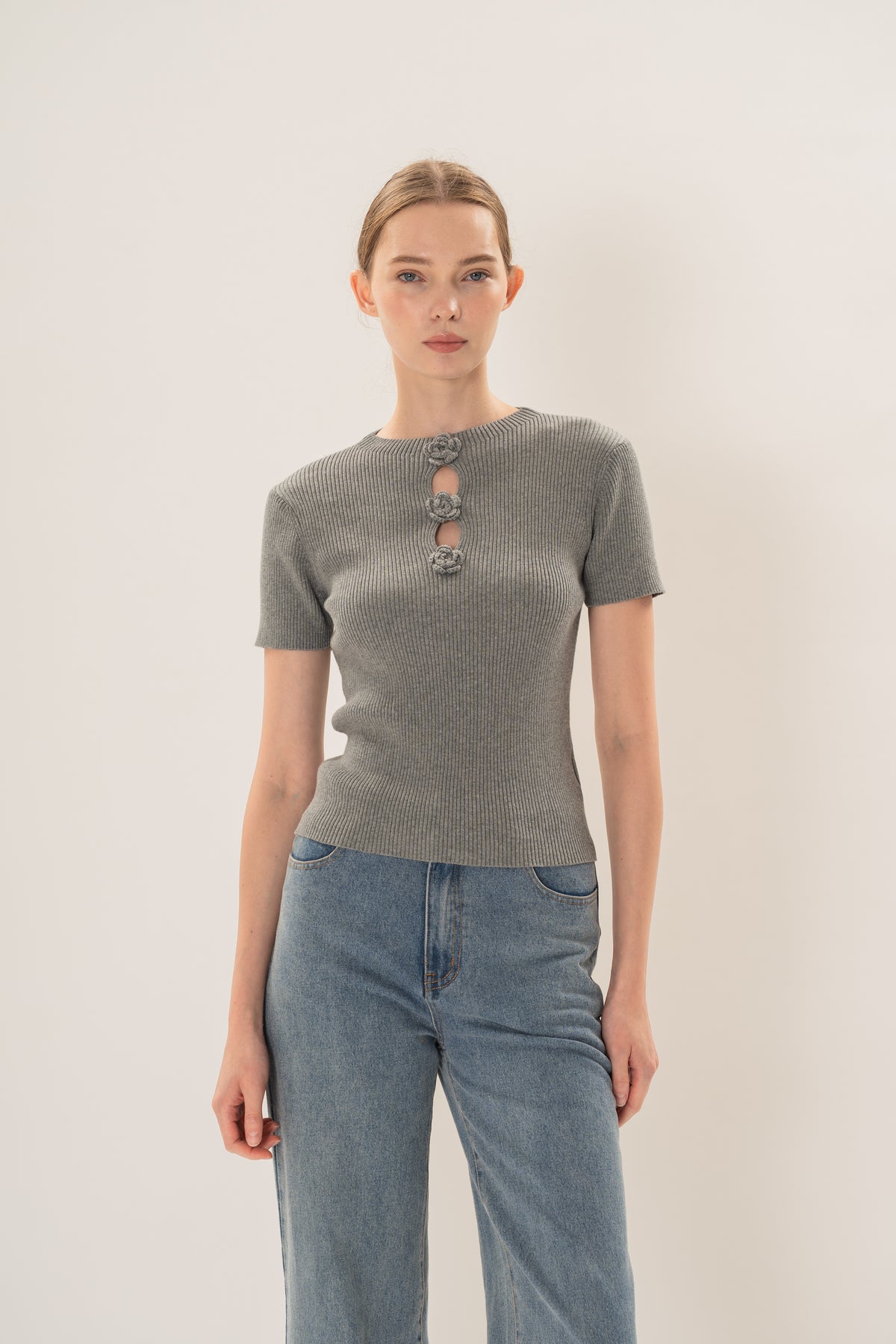 Floral Applique Short Sleeve Knit Top in Heather Grey