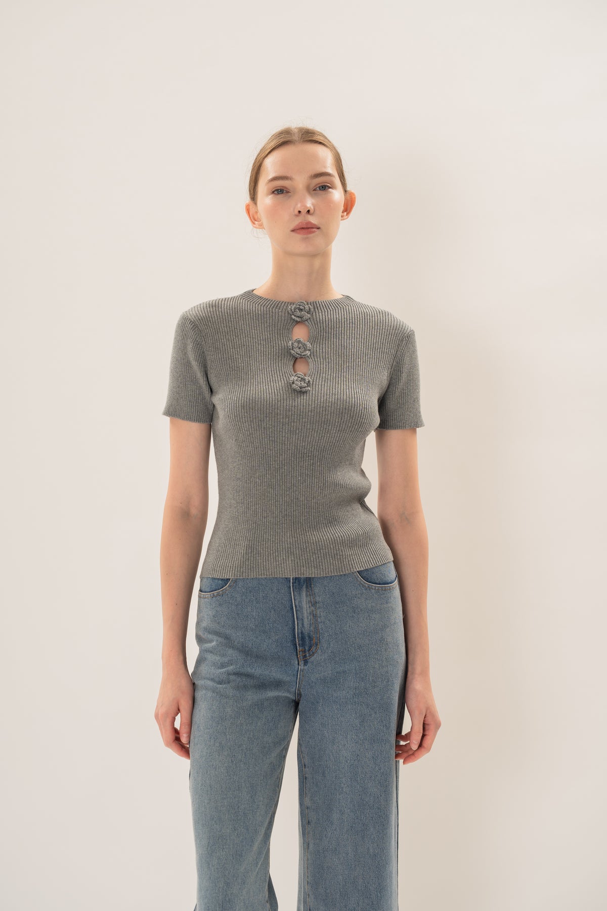 Floral Applique Short Sleeve Knit Top in Heather Grey