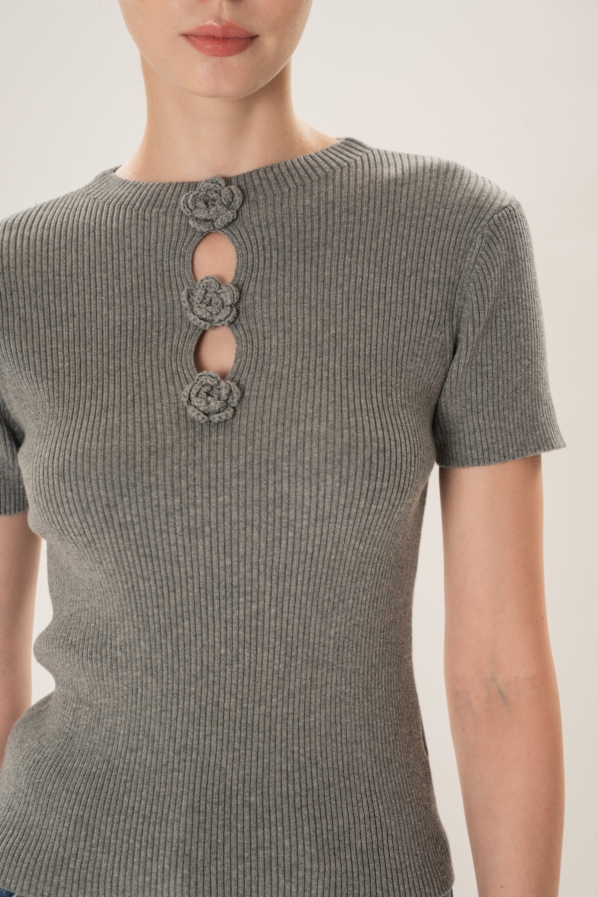 Floral Applique Short Sleeve Knit Top in Heather Grey