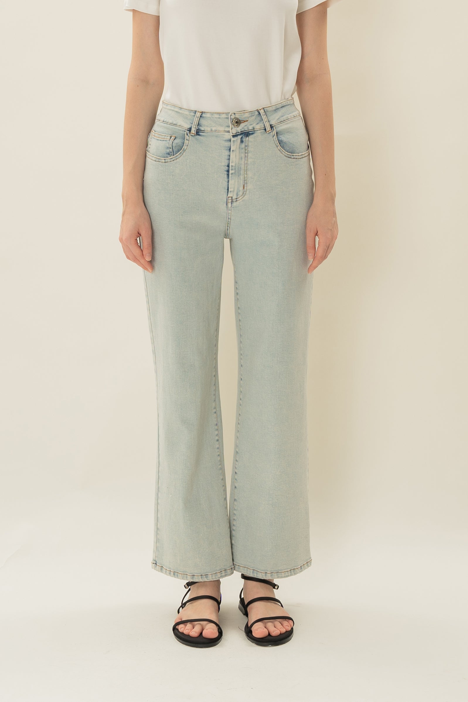 Studios Frayed Stretch Jeans in Light Wash