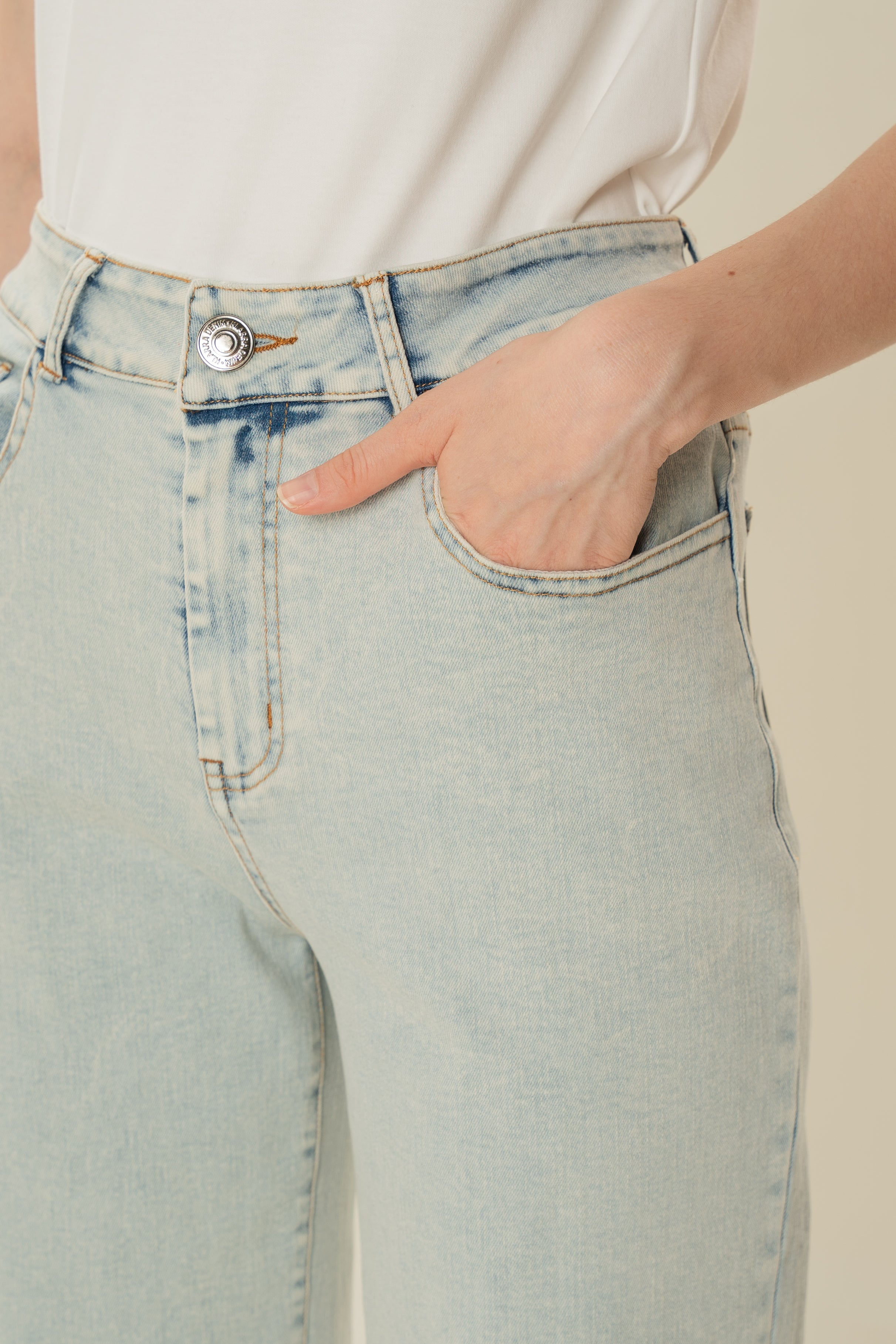 Studios Frayed Stretch Jeans in Light Wash