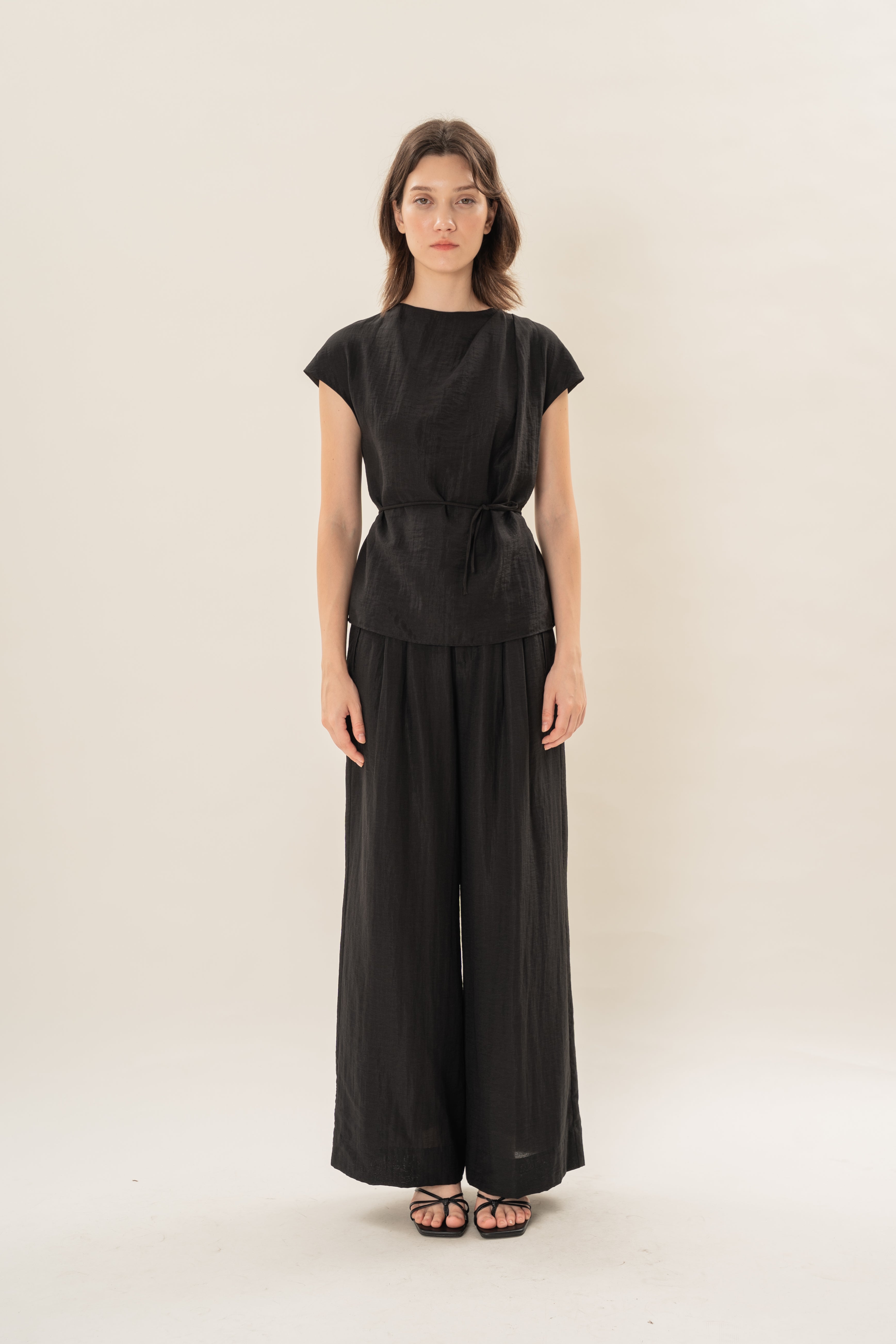 Relaxed Wide Leg Pants in Black