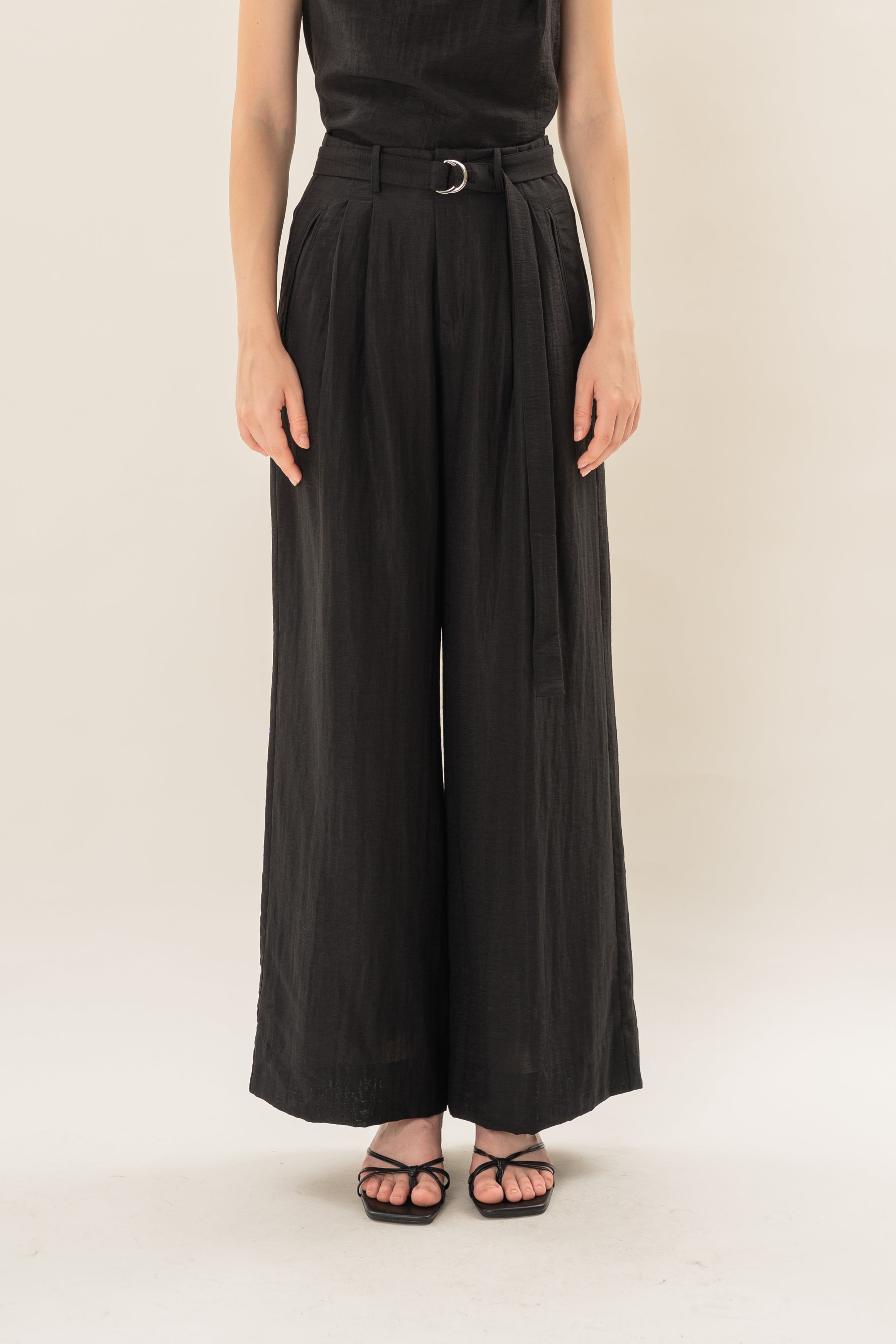 Relaxed Wide Leg Pants in Black