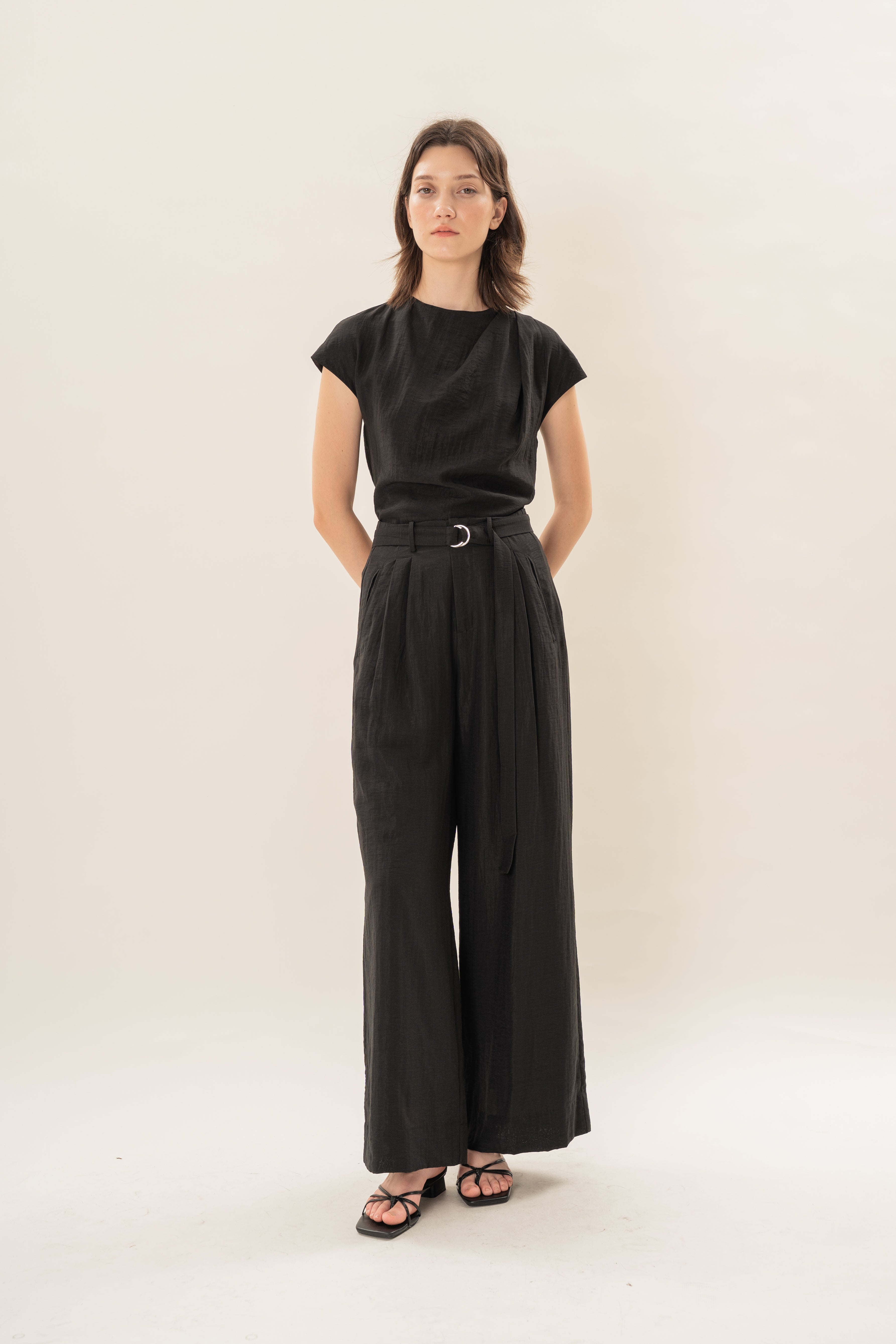 Relaxed Wide Leg Pants in Black