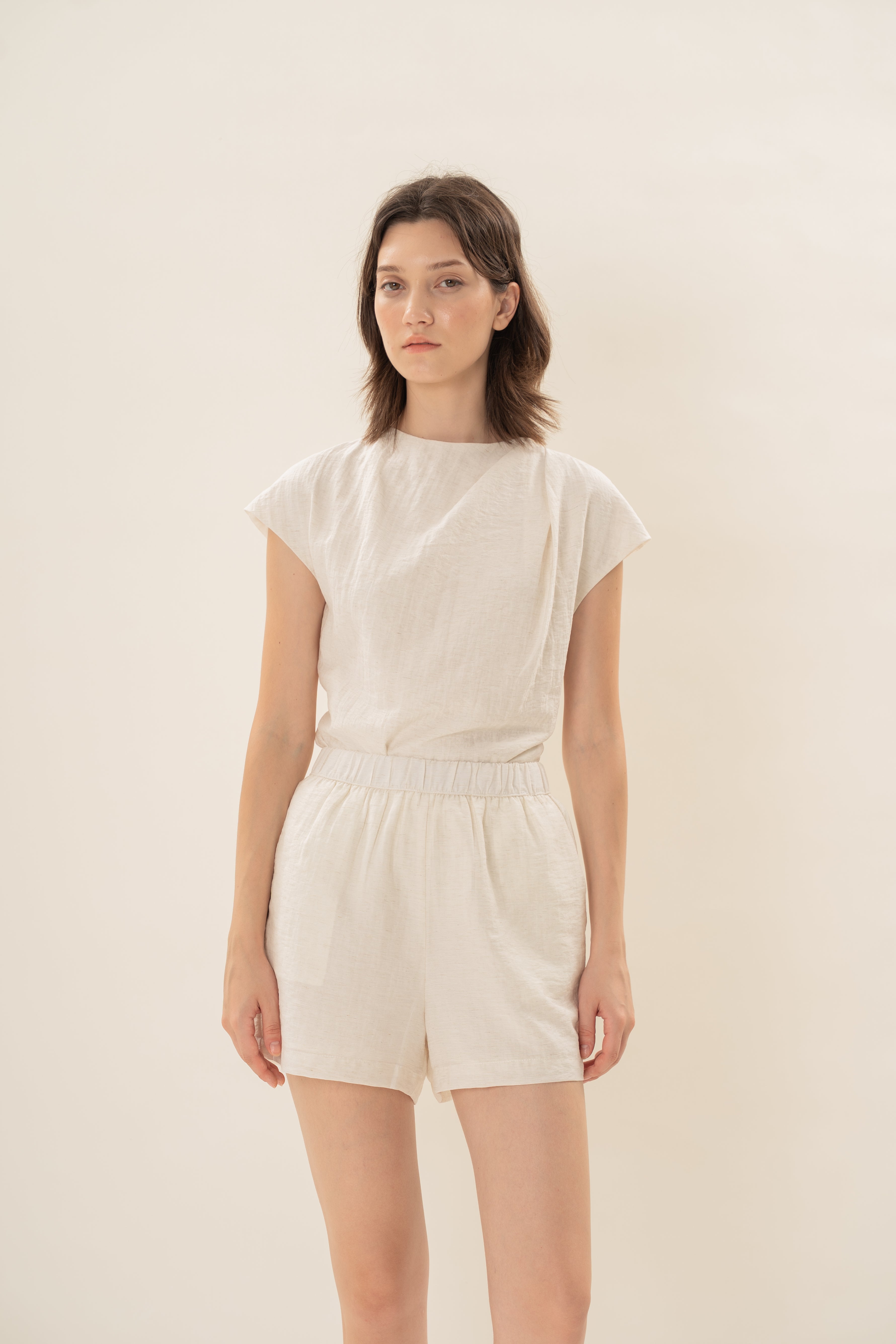 Relaxed Gathered Waist Shorts in Natural