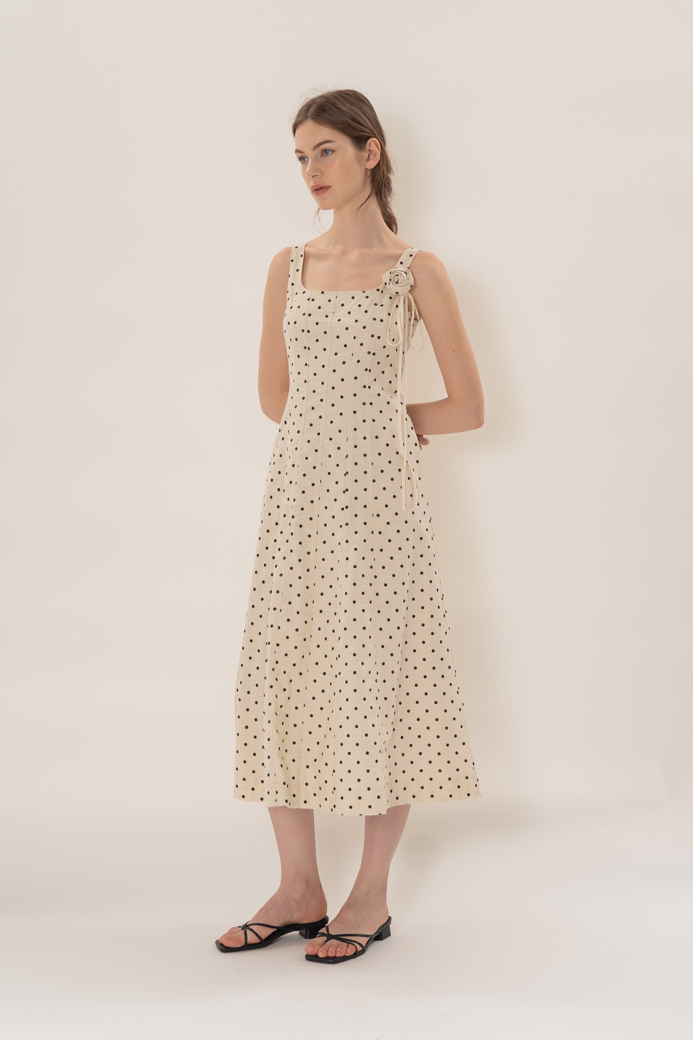 Scoop Neck Midi Dress With Floral Sash in Noir Dot