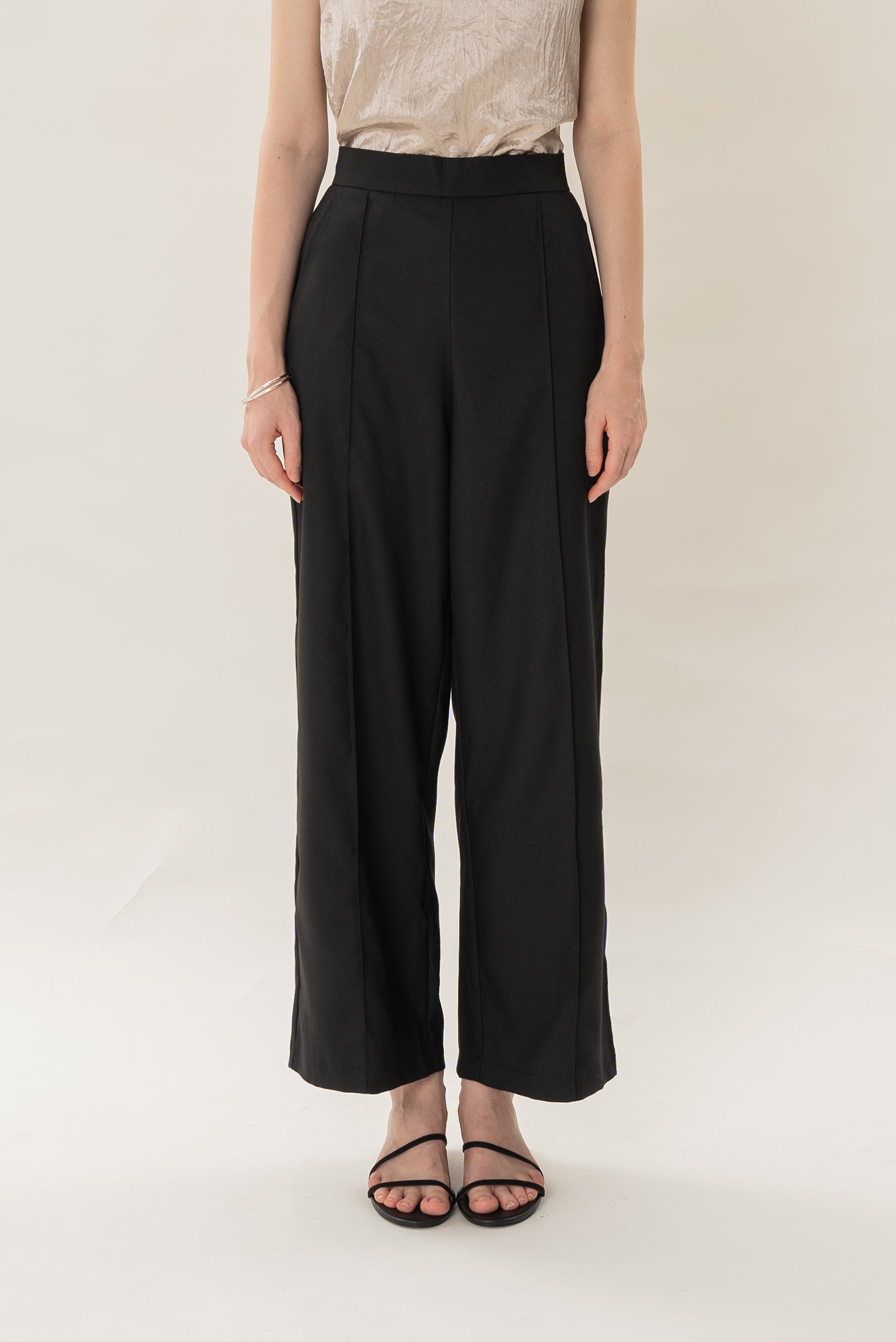High Waisted Wide Legged Trousers W Foldlines in Black