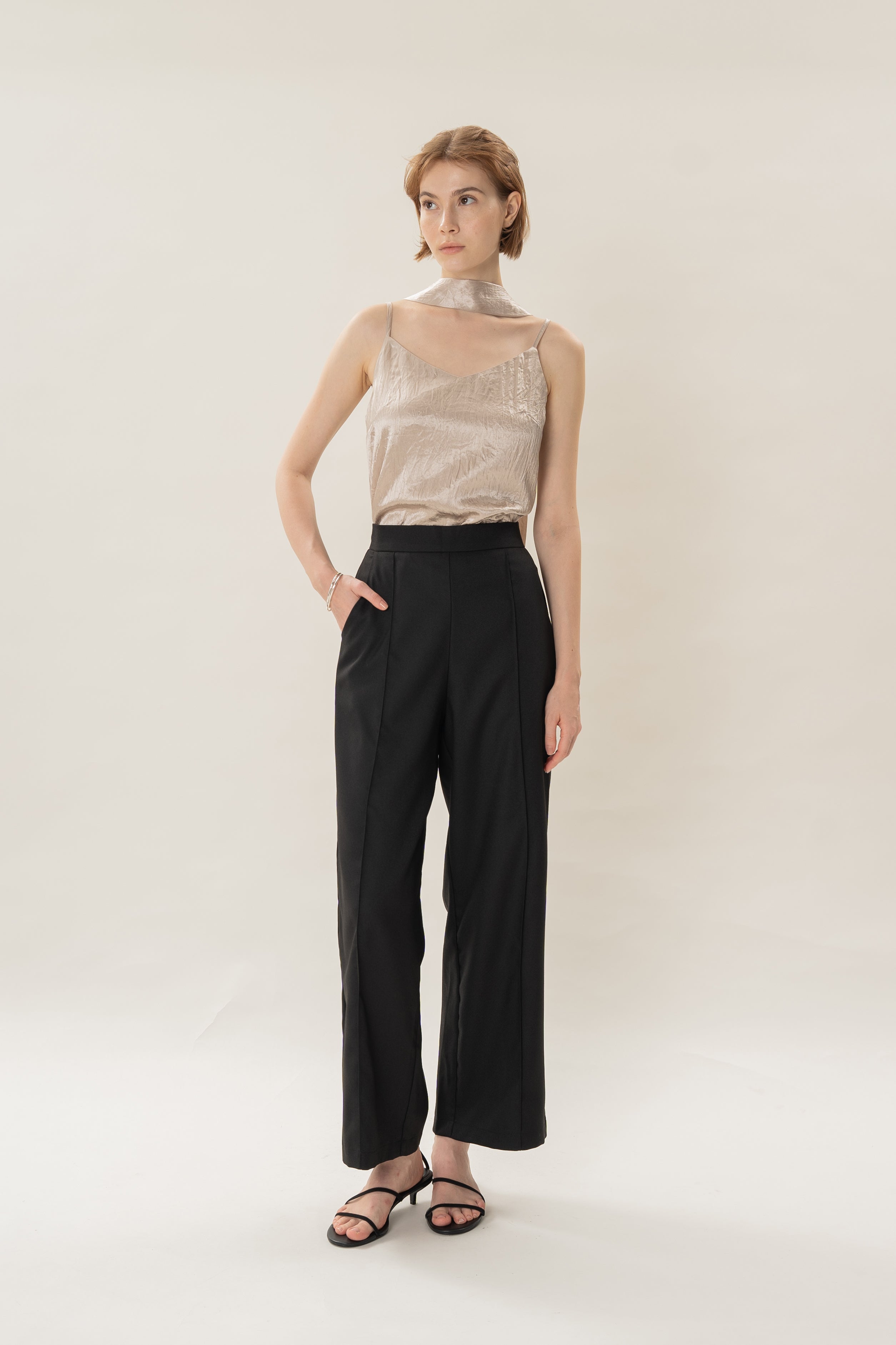 High Waisted Wide Legged Trousers W Foldlines in Black