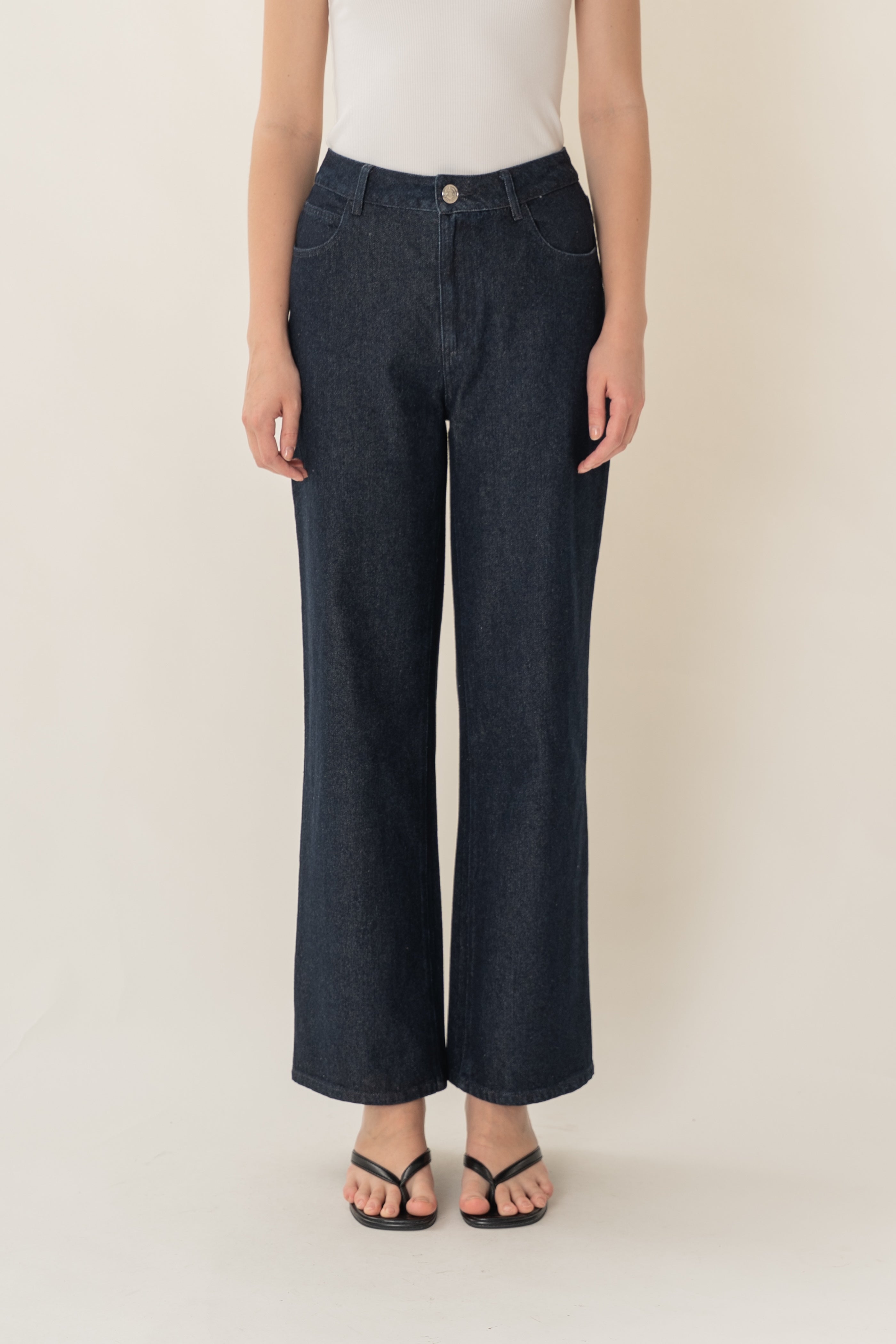 Studios Classic Straight Cut Jeans in Dark Wash