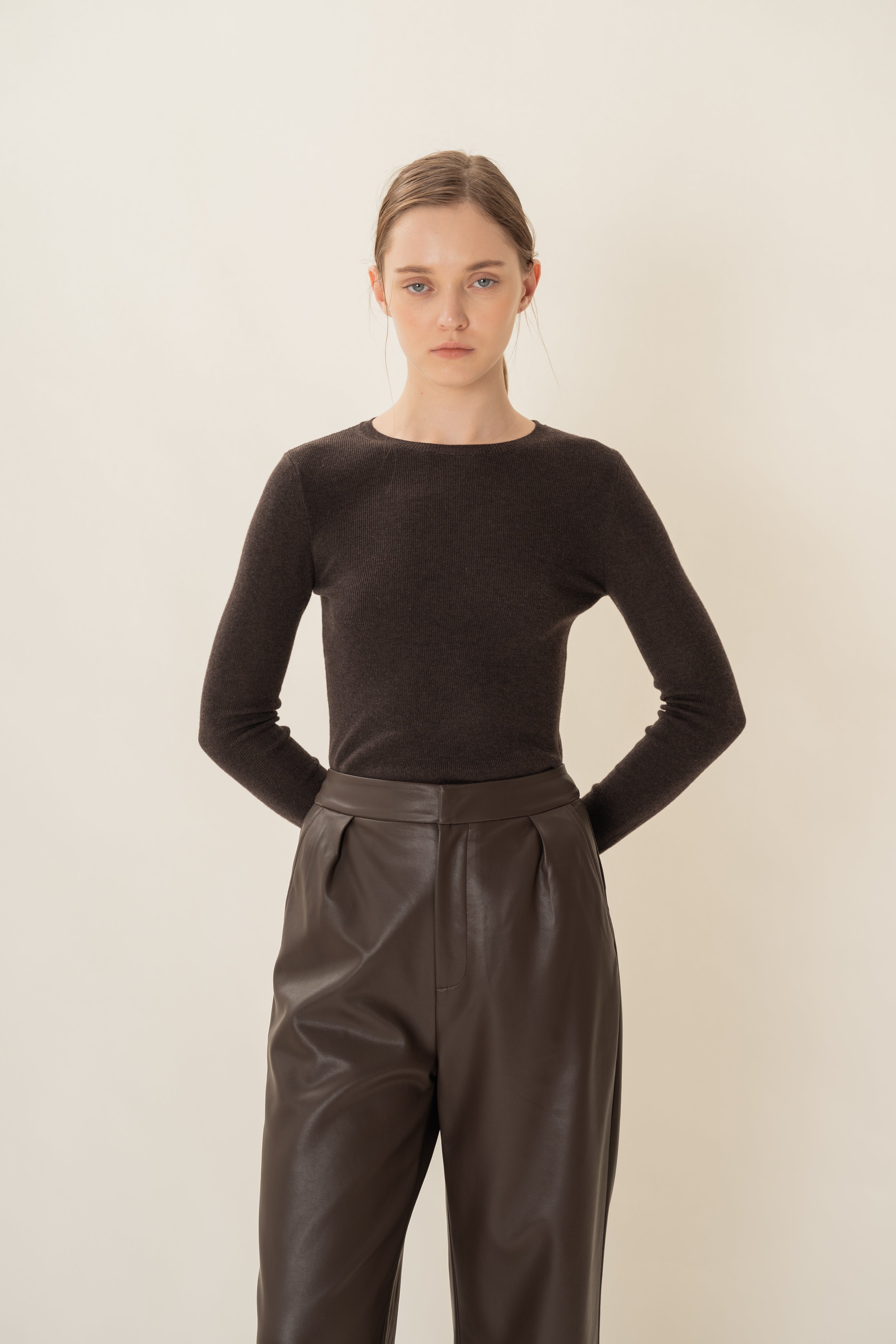 Round-Neck Fine Knit Sweater in Umber