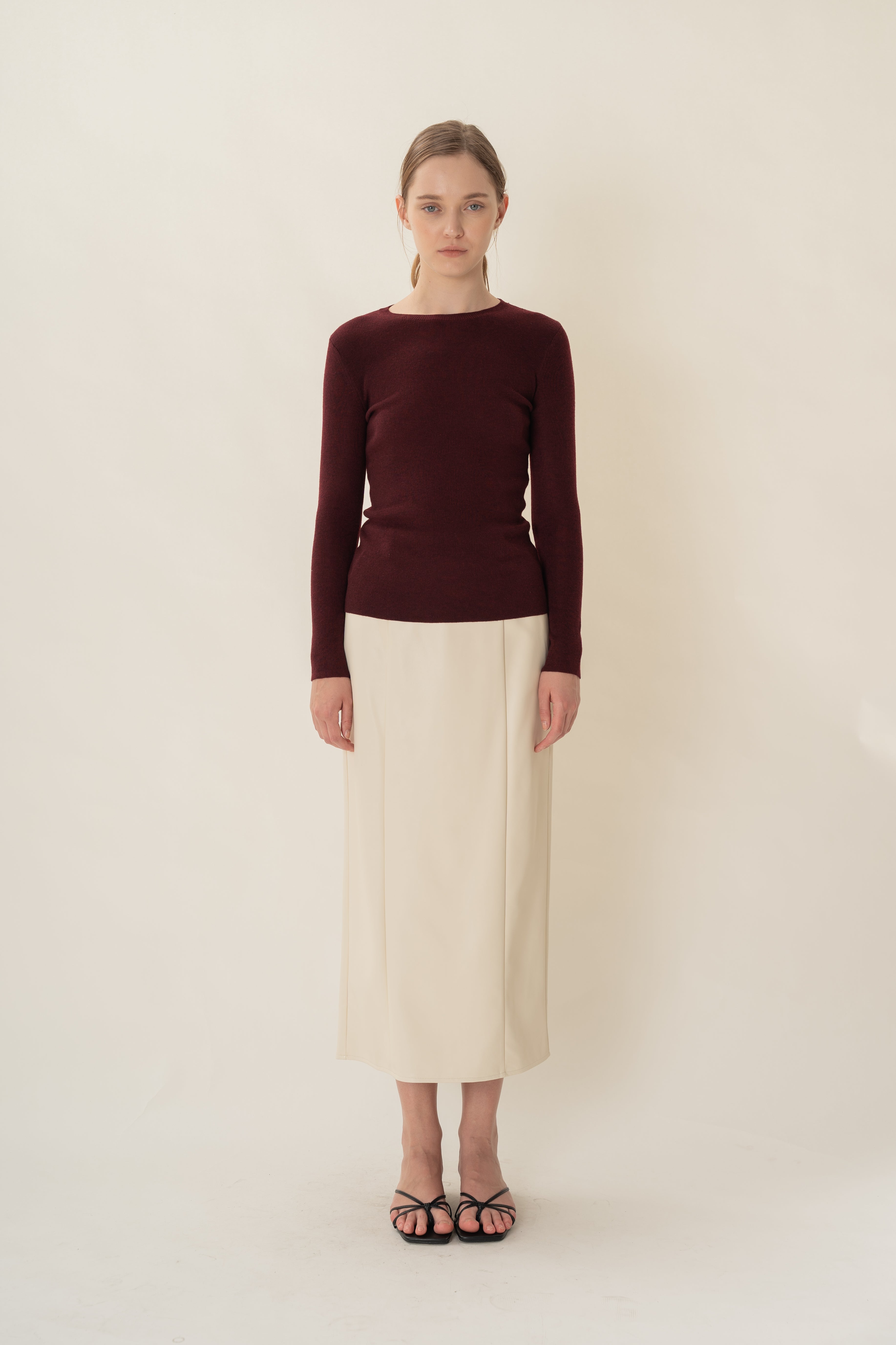 Round-Neck Fine Knit Sweater in Merlot