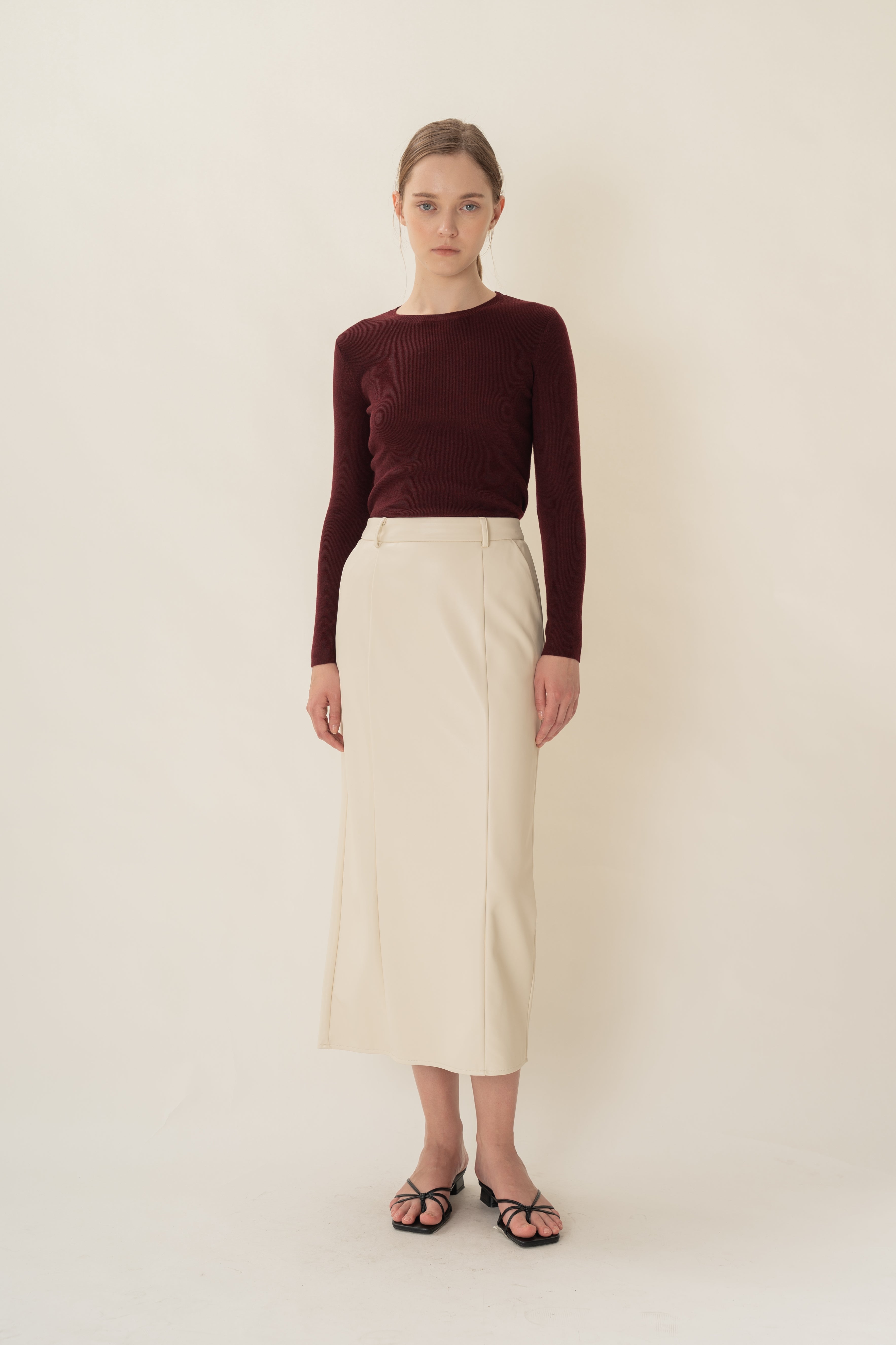 Round-Neck Fine Knit Sweater in Merlot