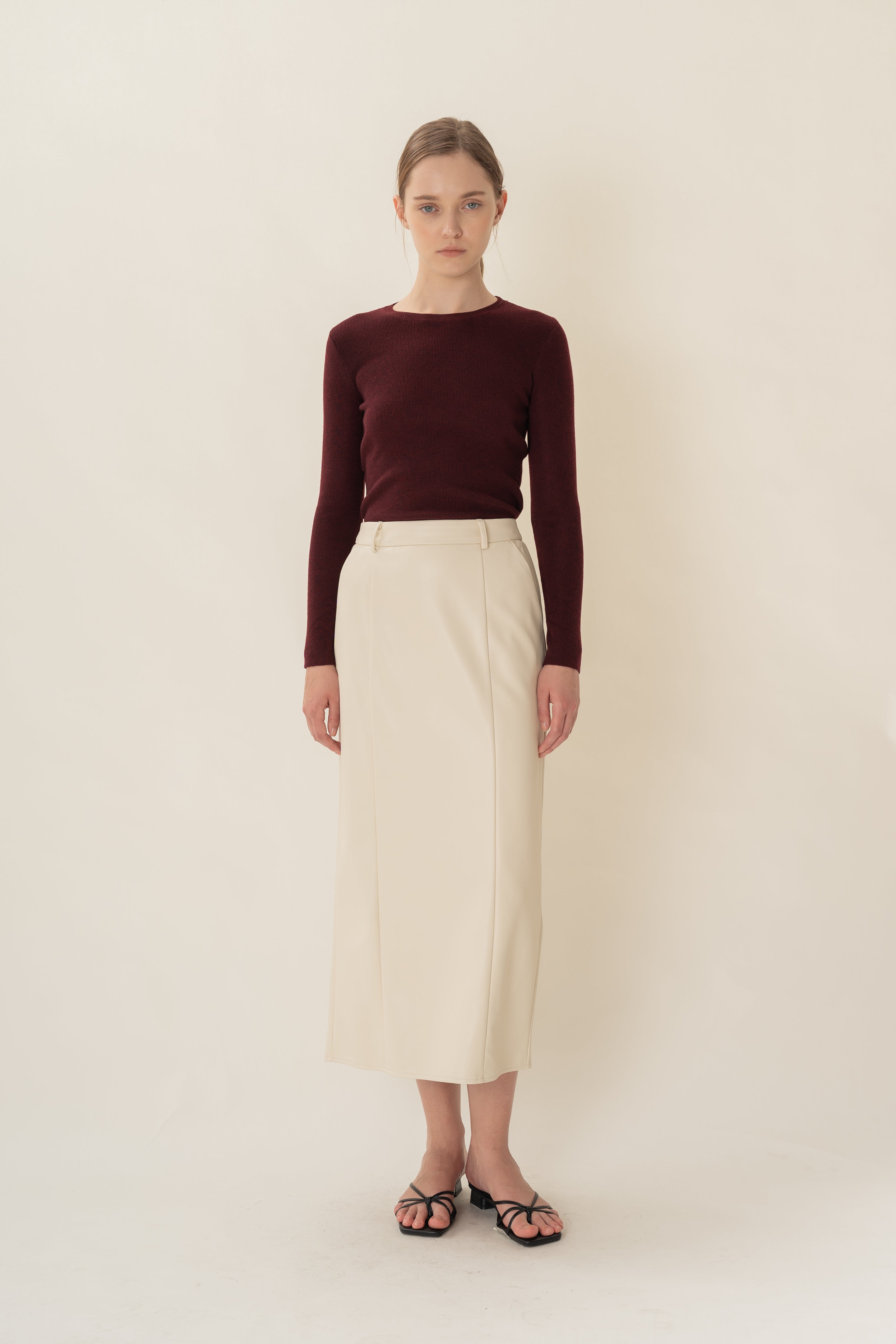 Round-Neck Fine Knit Sweater in Merlot