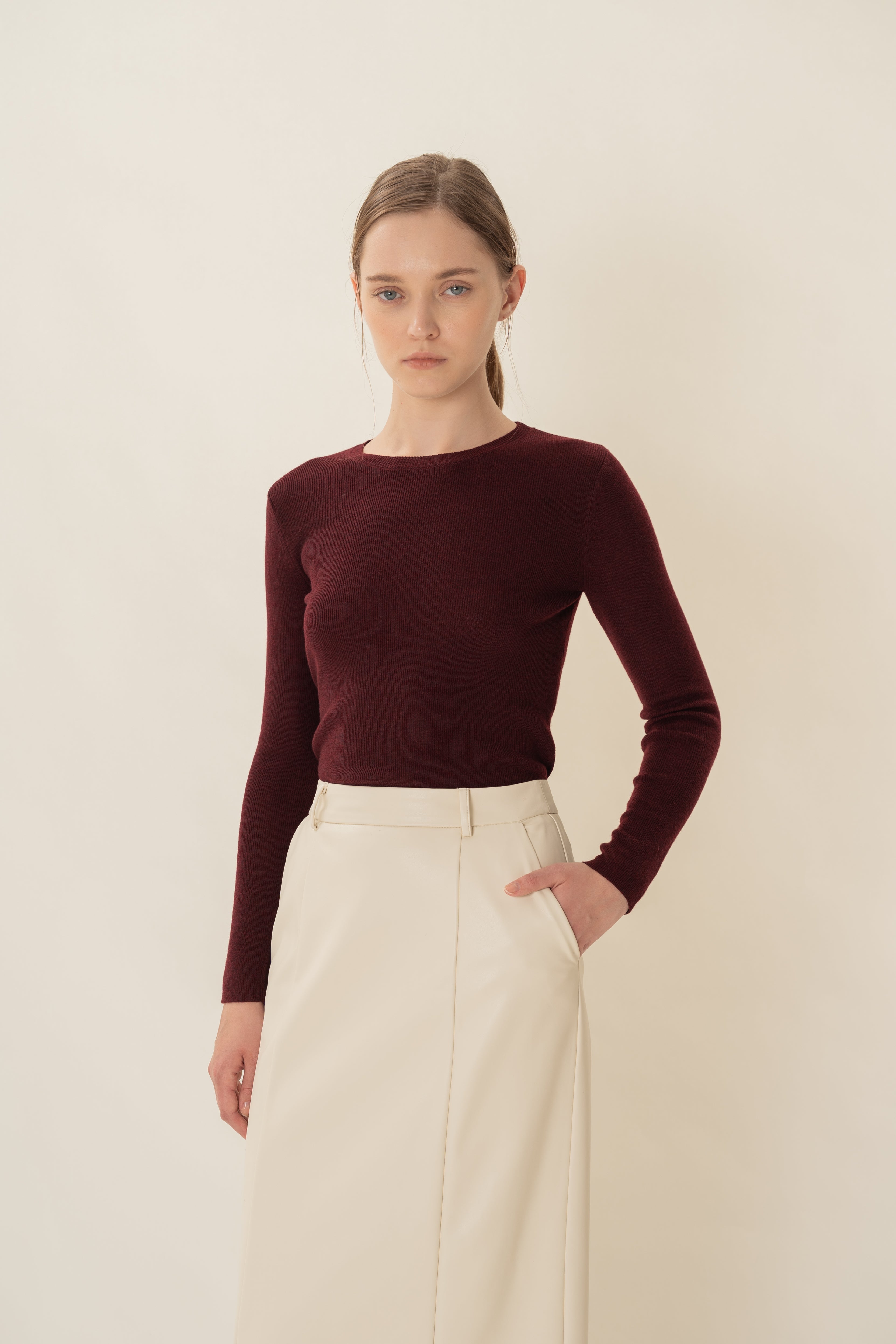 Round-Neck Fine Knit Sweater in Merlot