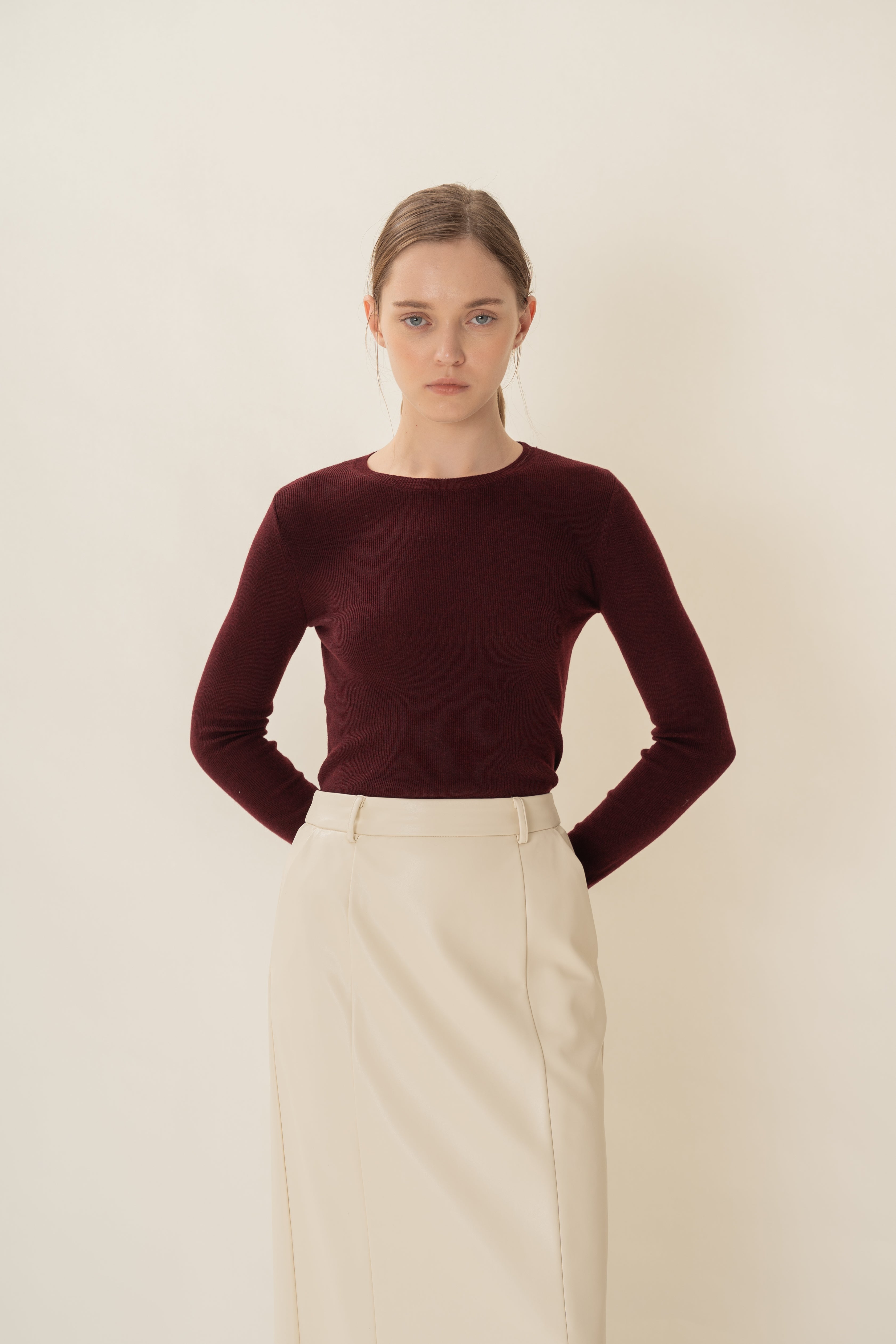 Round-Neck Fine Knit Sweater in Merlot
