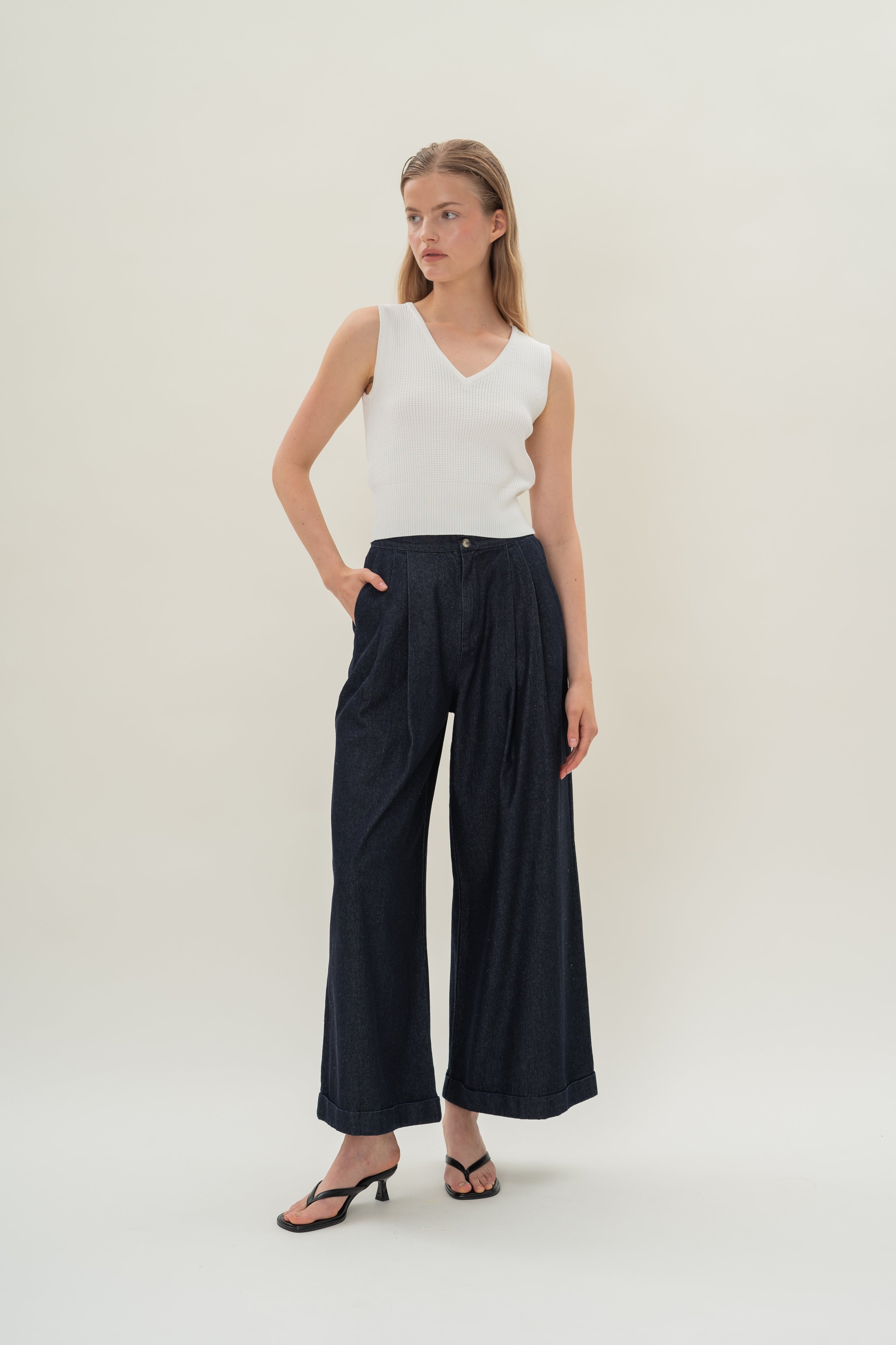 Wide-Leg Pleated Denim Pants in Dark Wash