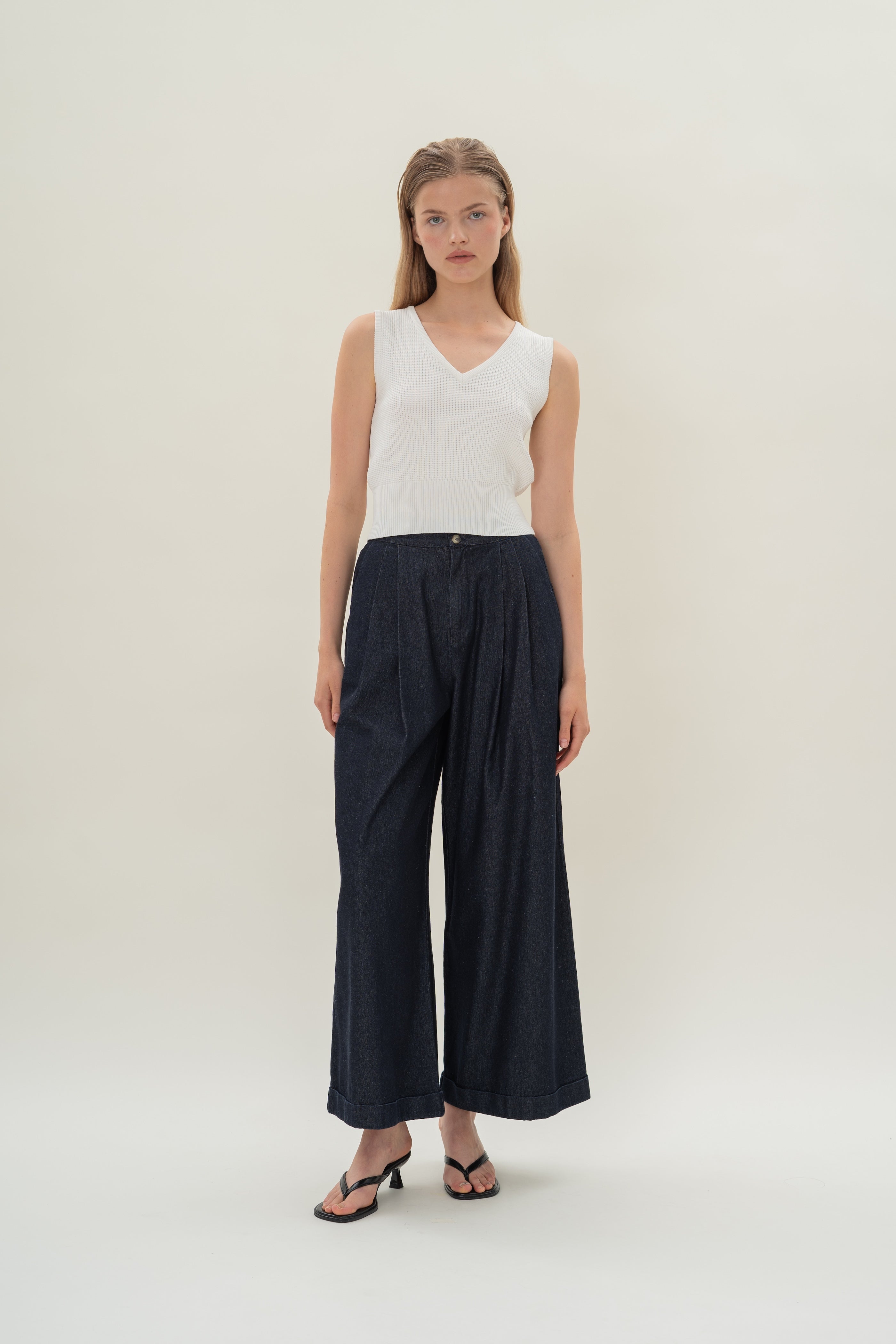 Wide-Leg Pleated Denim Pants in Dark Wash