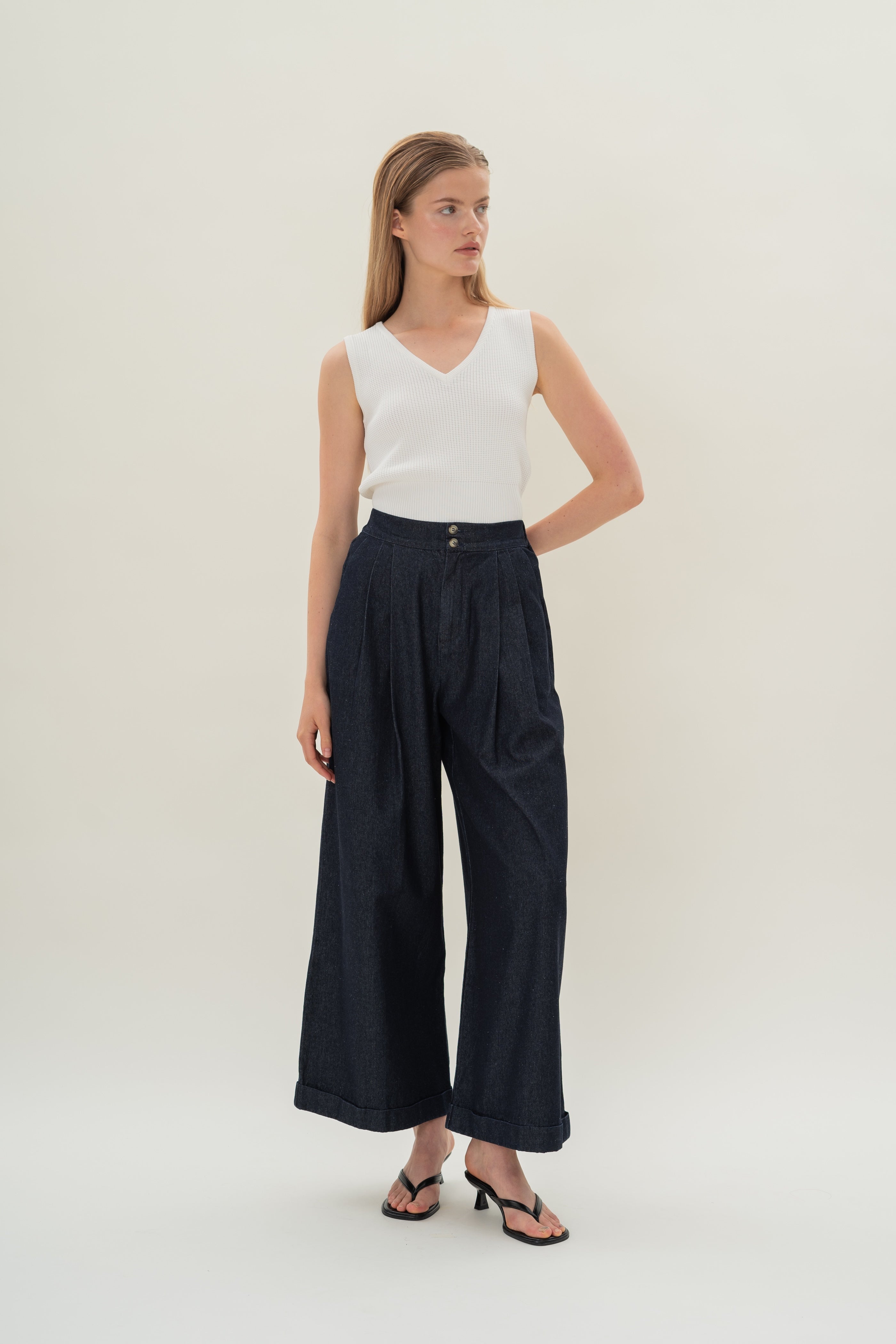 Wide-Leg Pleated Denim Pants in Dark Wash