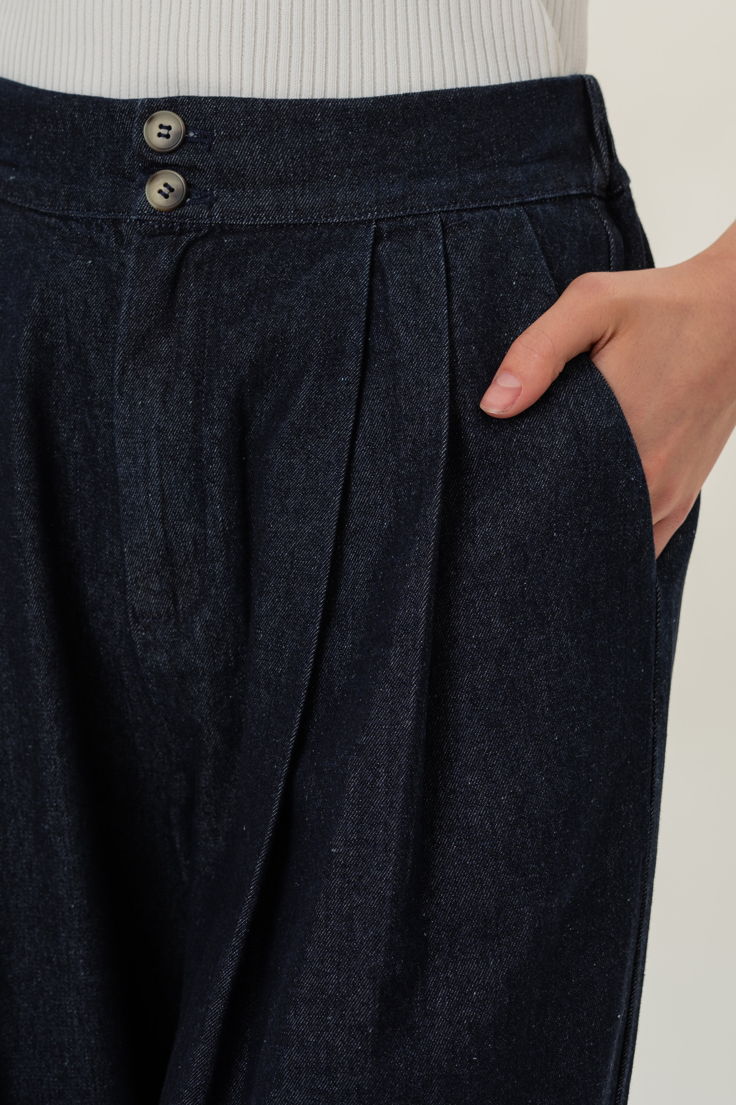 Wide-Leg Pleated Denim Pants in Dark Wash