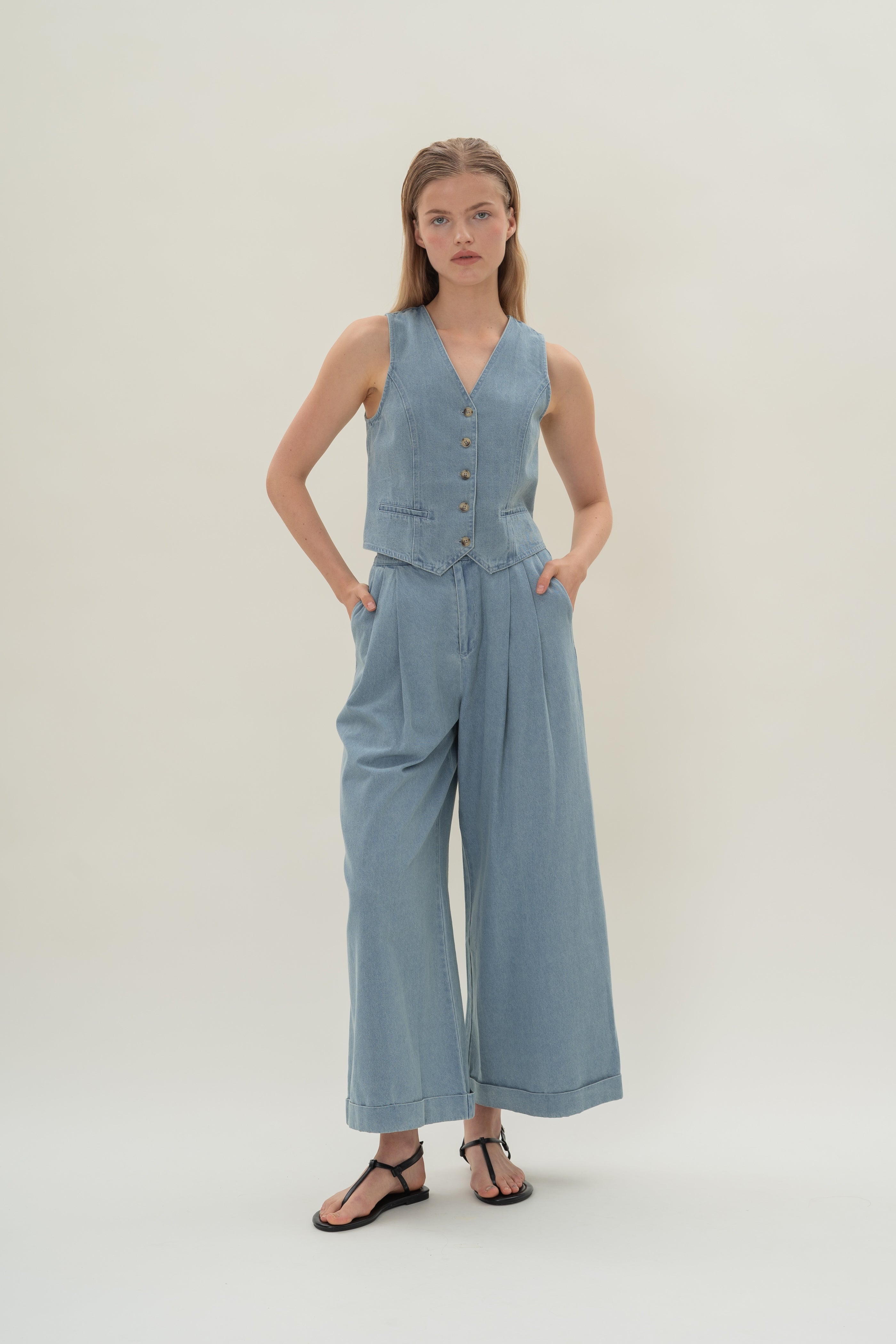 Wide-Leg Pleated Denim Pants in Light Wash