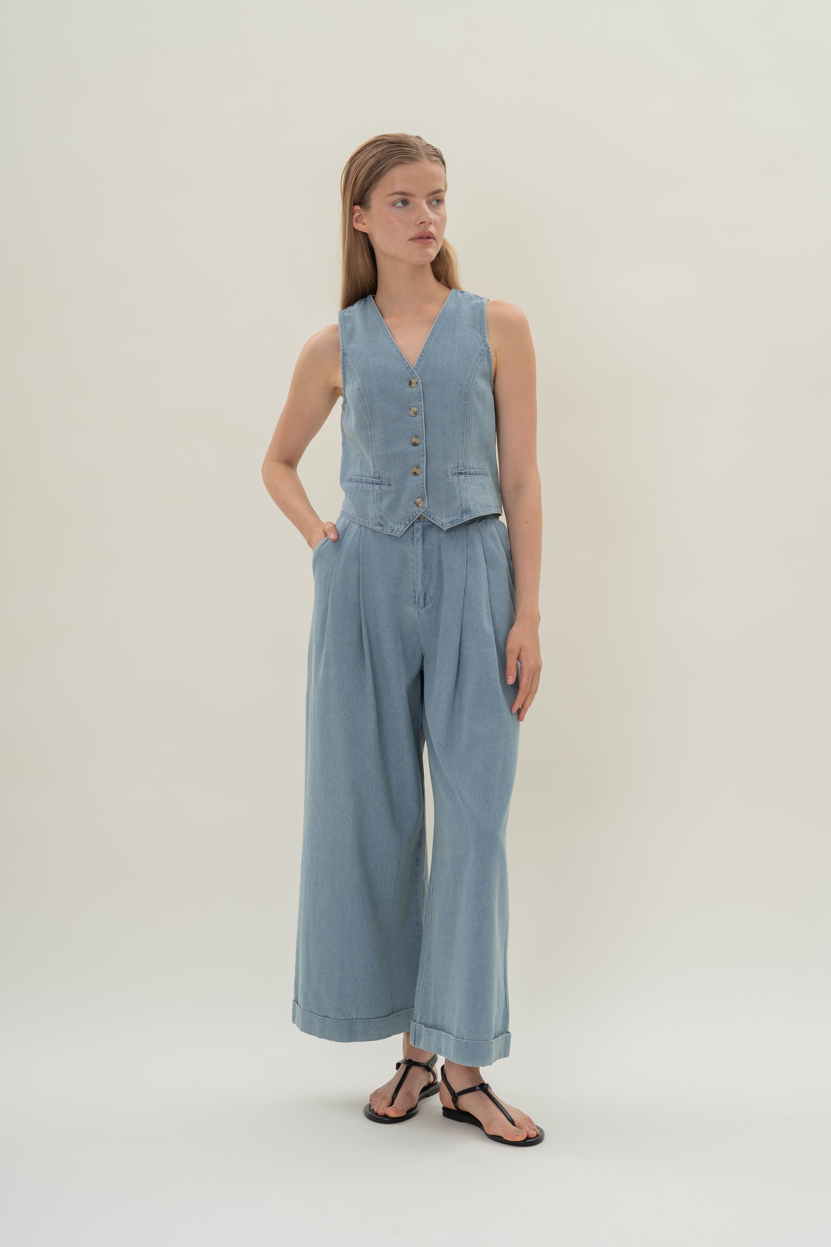 Wide-Leg Pleated Denim Pants in Light Wash