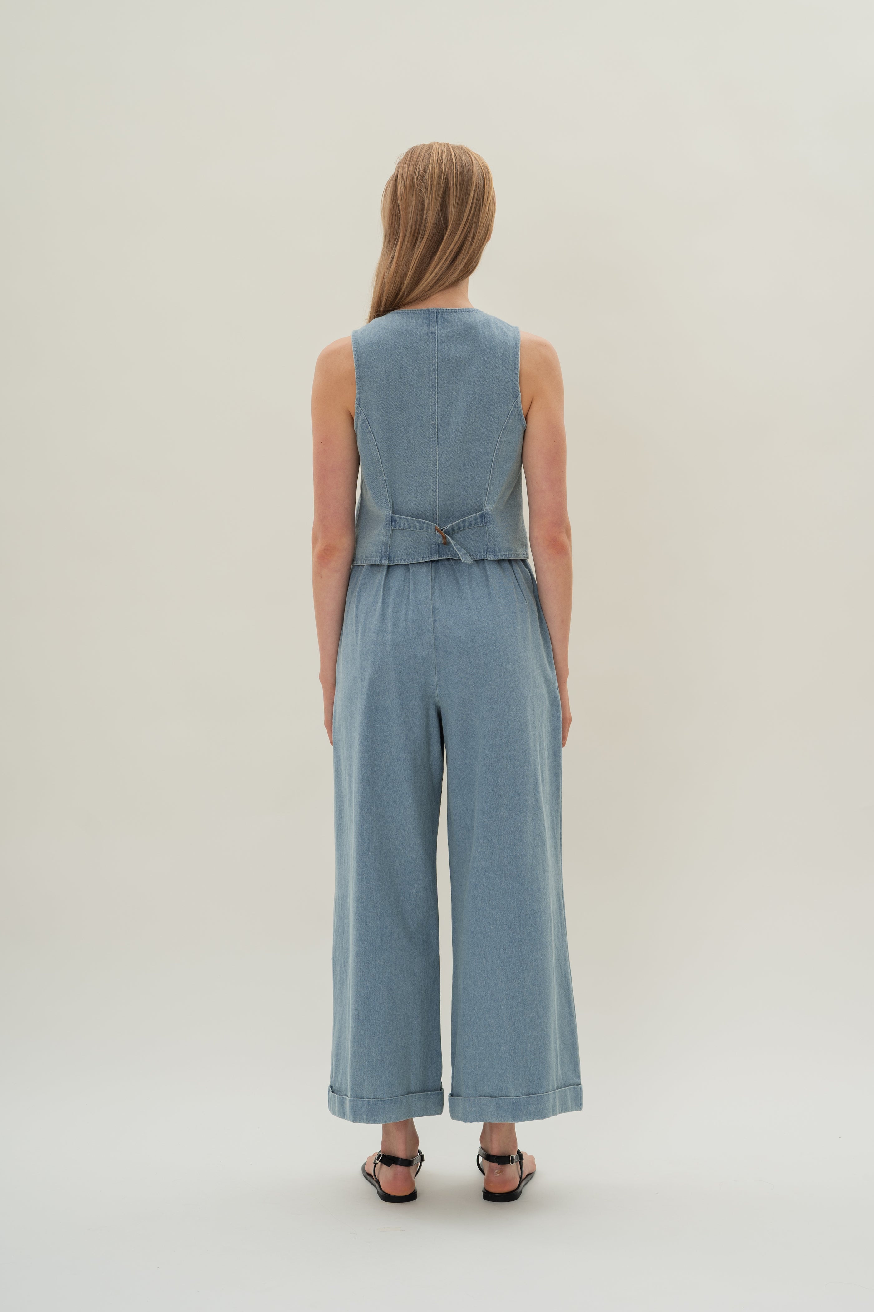 Wide-Leg Pleated Denim Pants in Light Wash