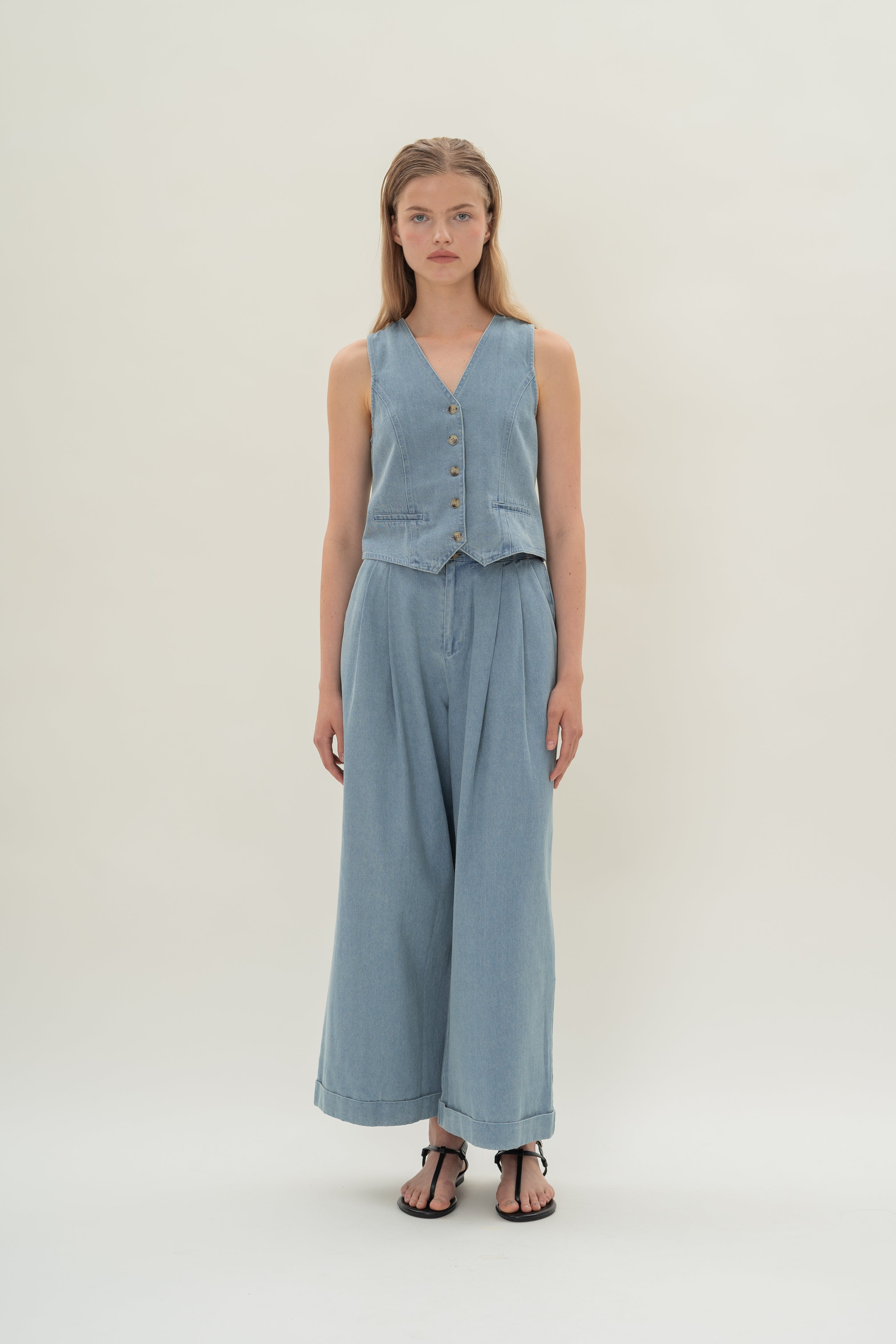 Wide-Leg Pleated Denim Pants in Light Wash