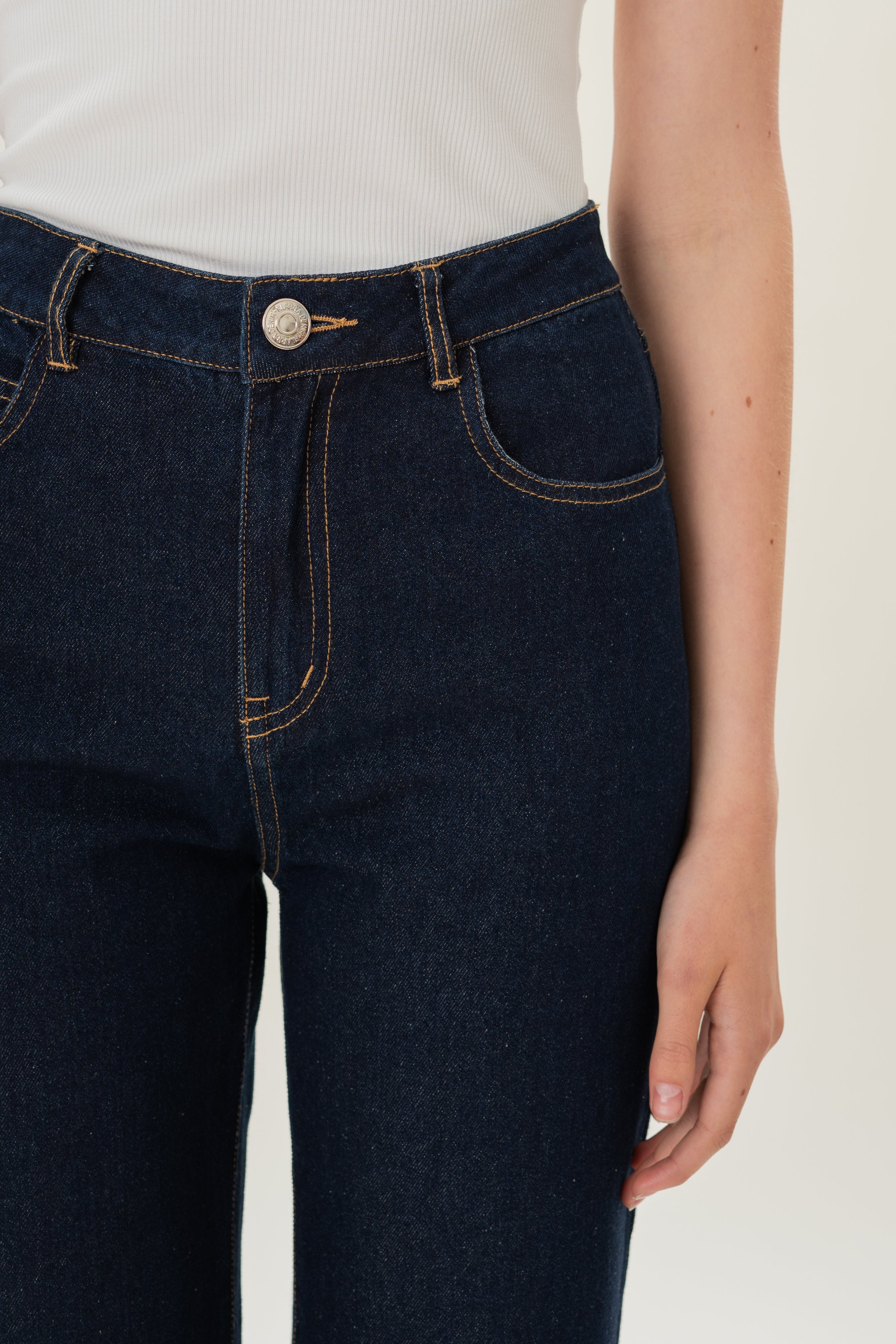 Studios Classic Straight Cut Jeans in Dark Wash