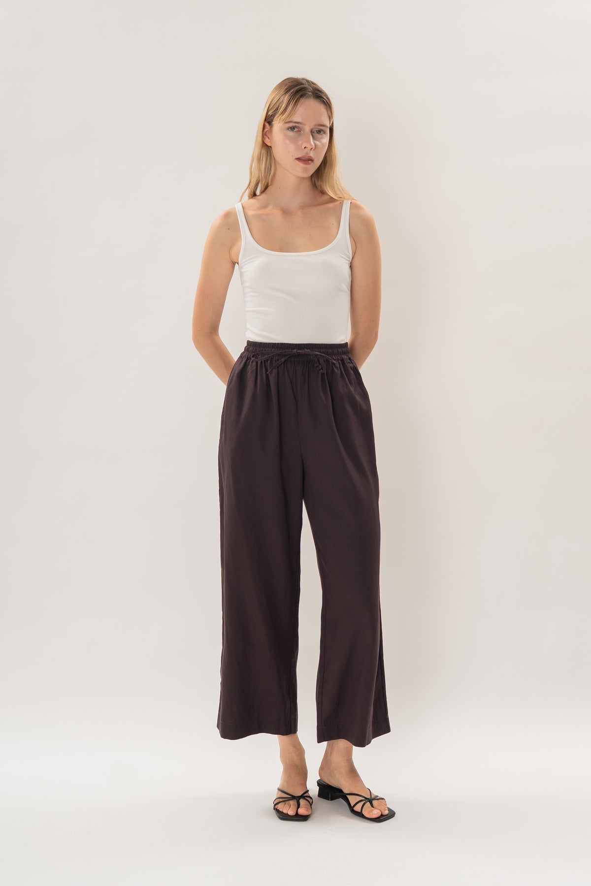 Linen Relaxed Straight-Leg Pants in Deep Umber