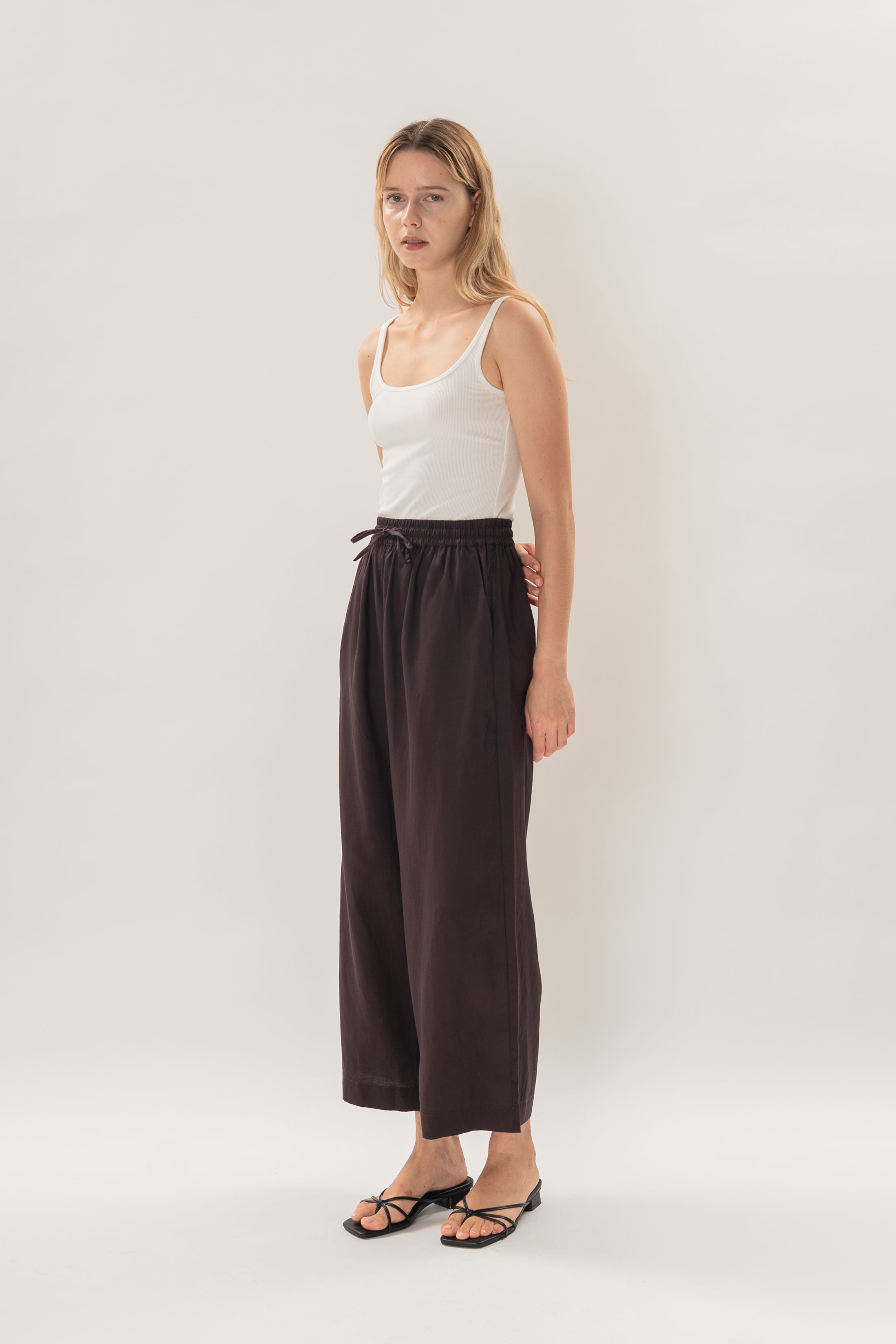 Petite Linen Relaxed Straight-Leg Pants in Deep Umber