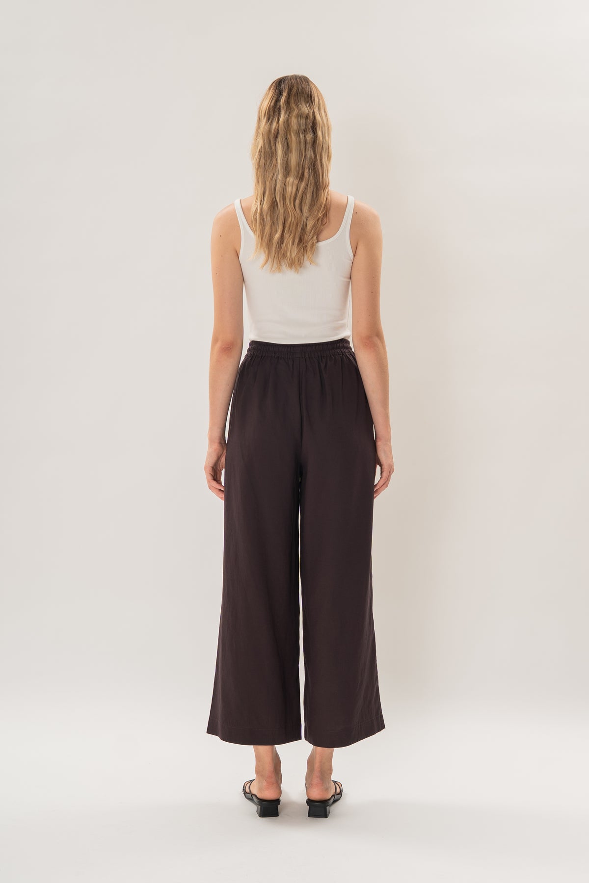 Linen Relaxed Straight-Leg Pants in Deep Umber