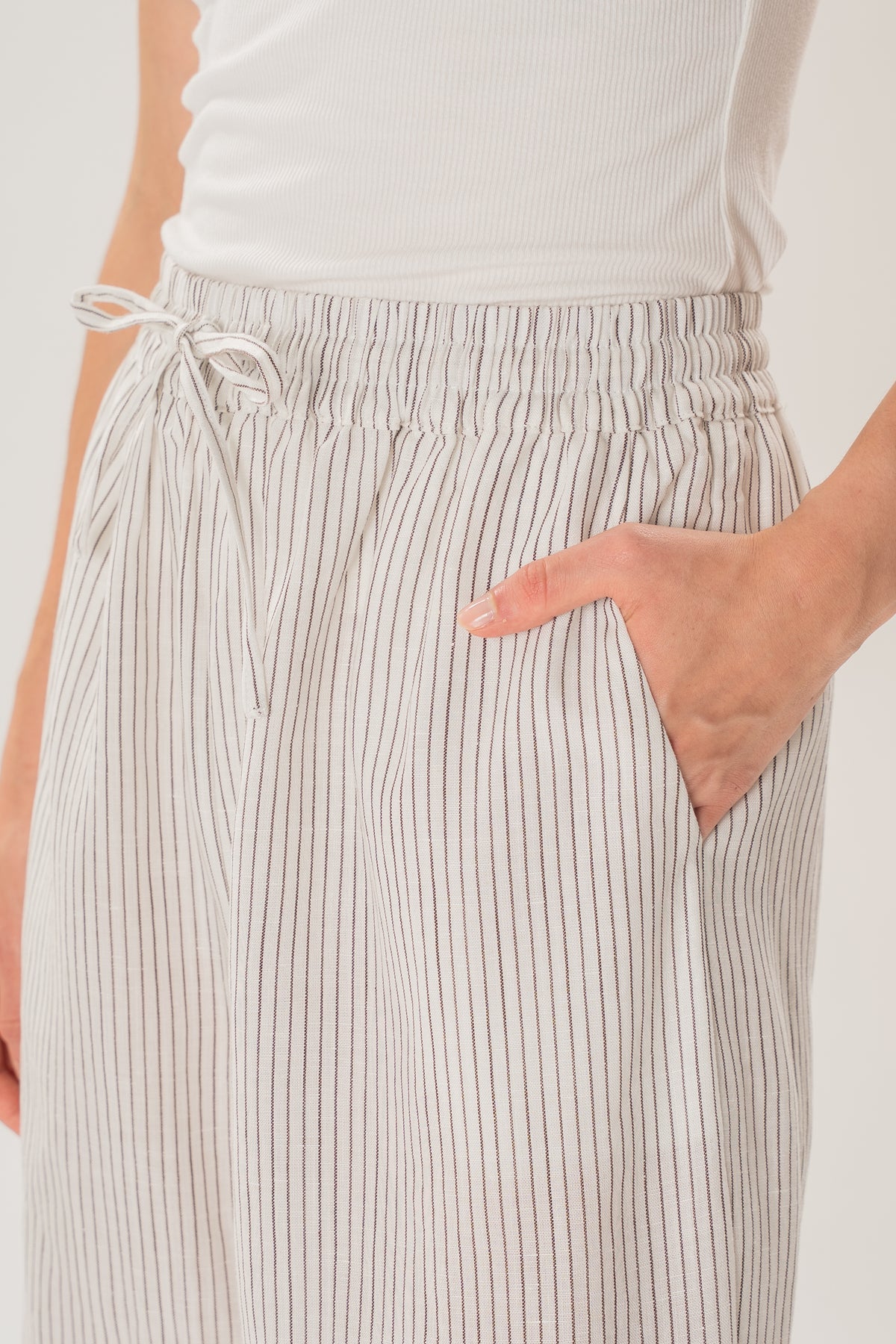 Petite Linen Relaxed Straight-Leg Pants in White Stripes