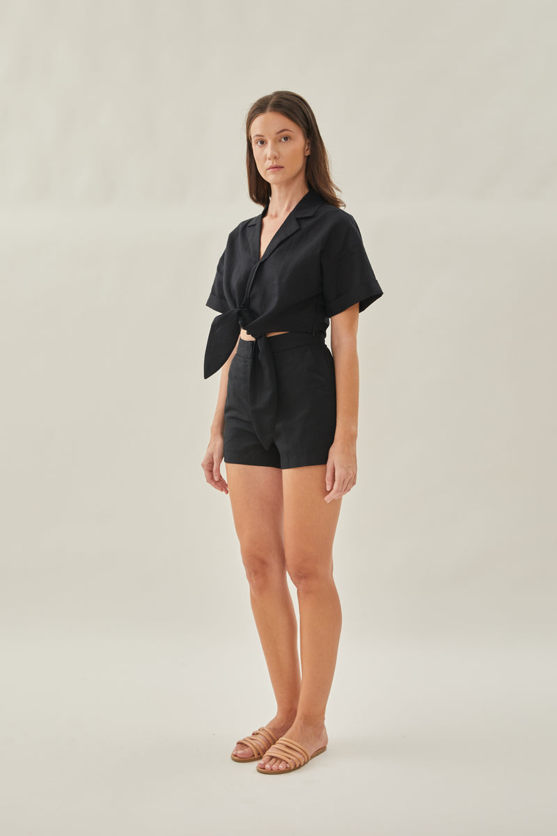 Classic Linen Shorts in Black