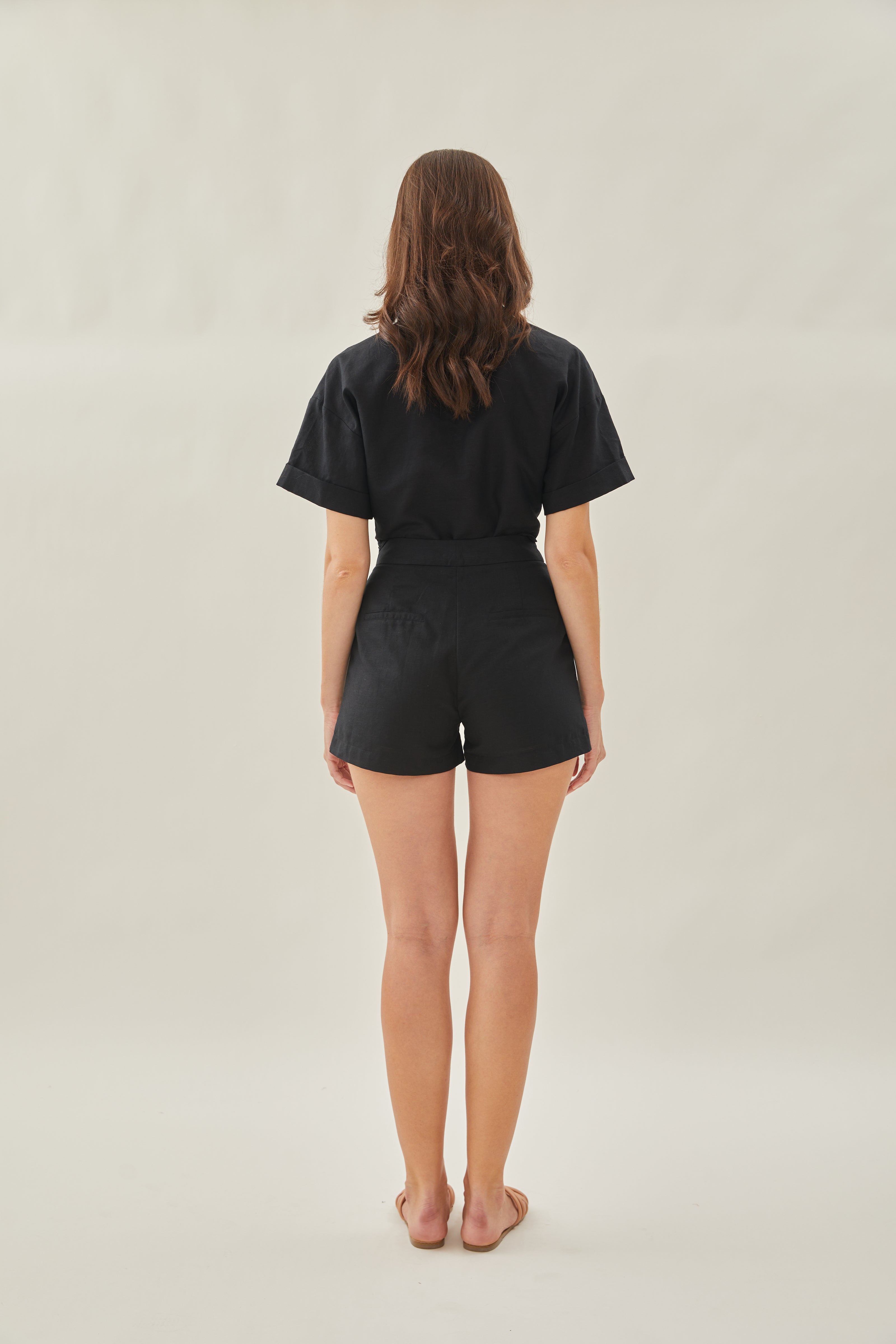 Classic Linen Shorts in Black