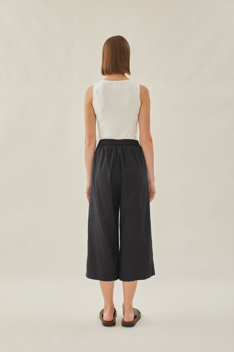 Cropped Relaxed Waisted Trousers in Black