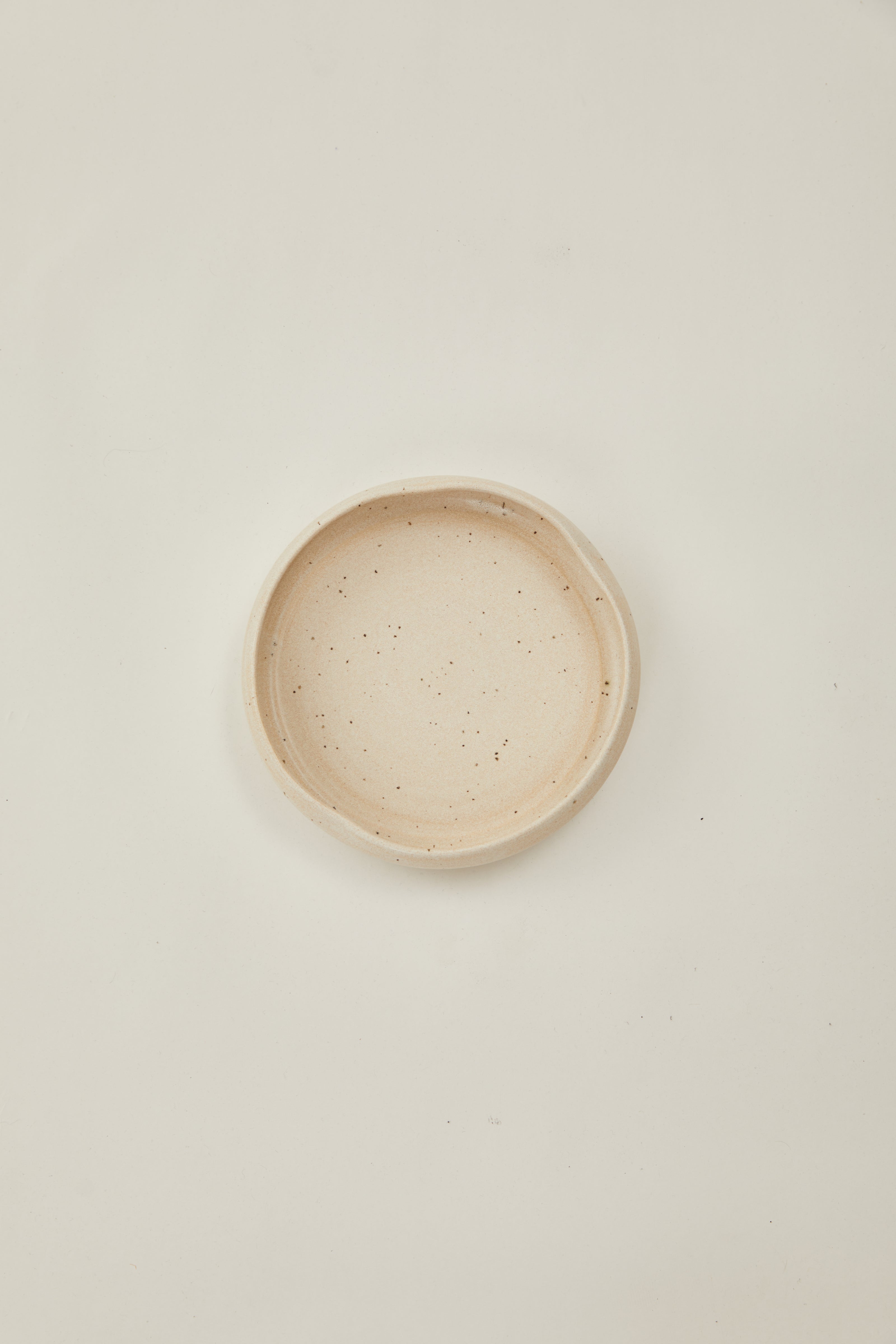 Rounded plate with Organic Rim in Sandstone