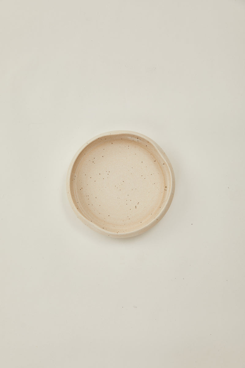 Rounded plate with Organic Rim in Sandstone