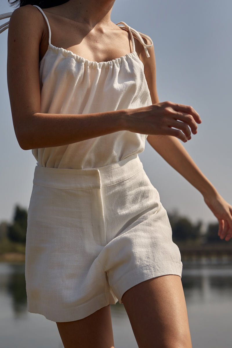 Linen Shorts in White – KLARRA